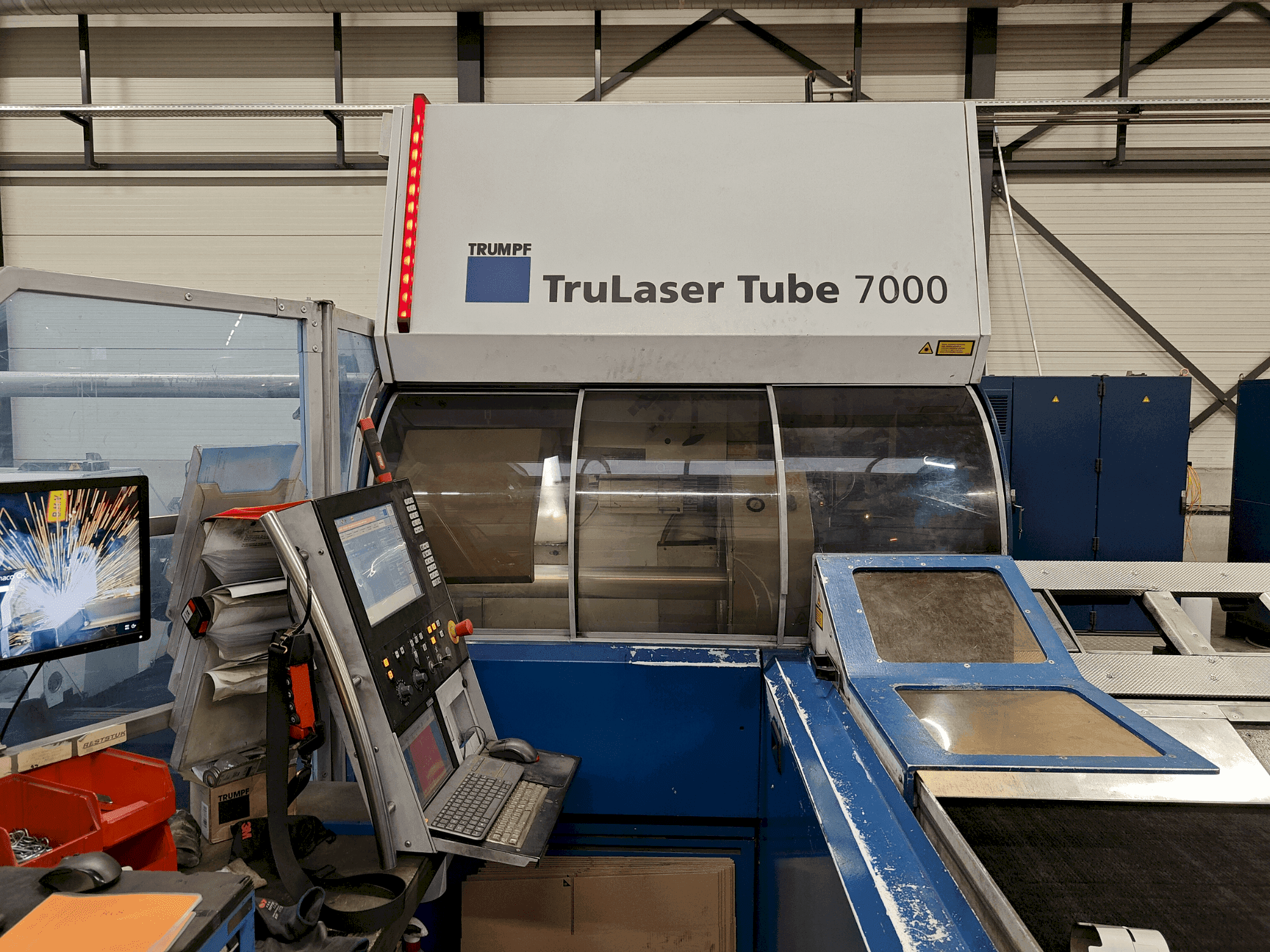 Вид станка TRUMPF TruLaser Tube 7000 спереди