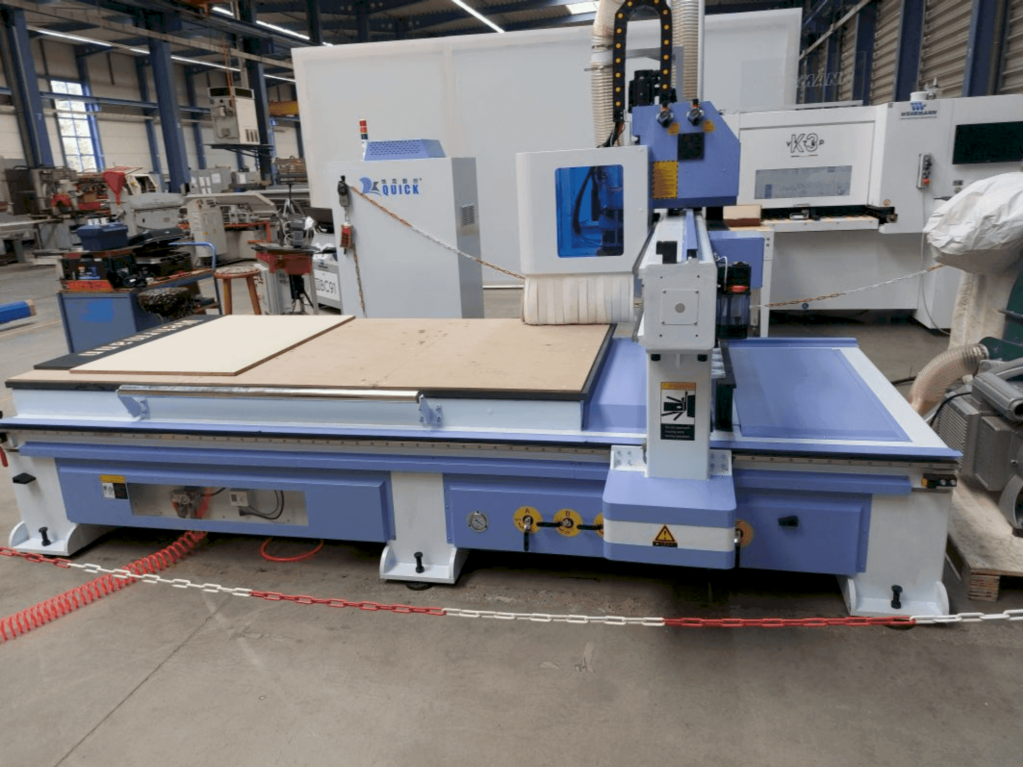 Вид станка QUICK CNC UE-481 спереди