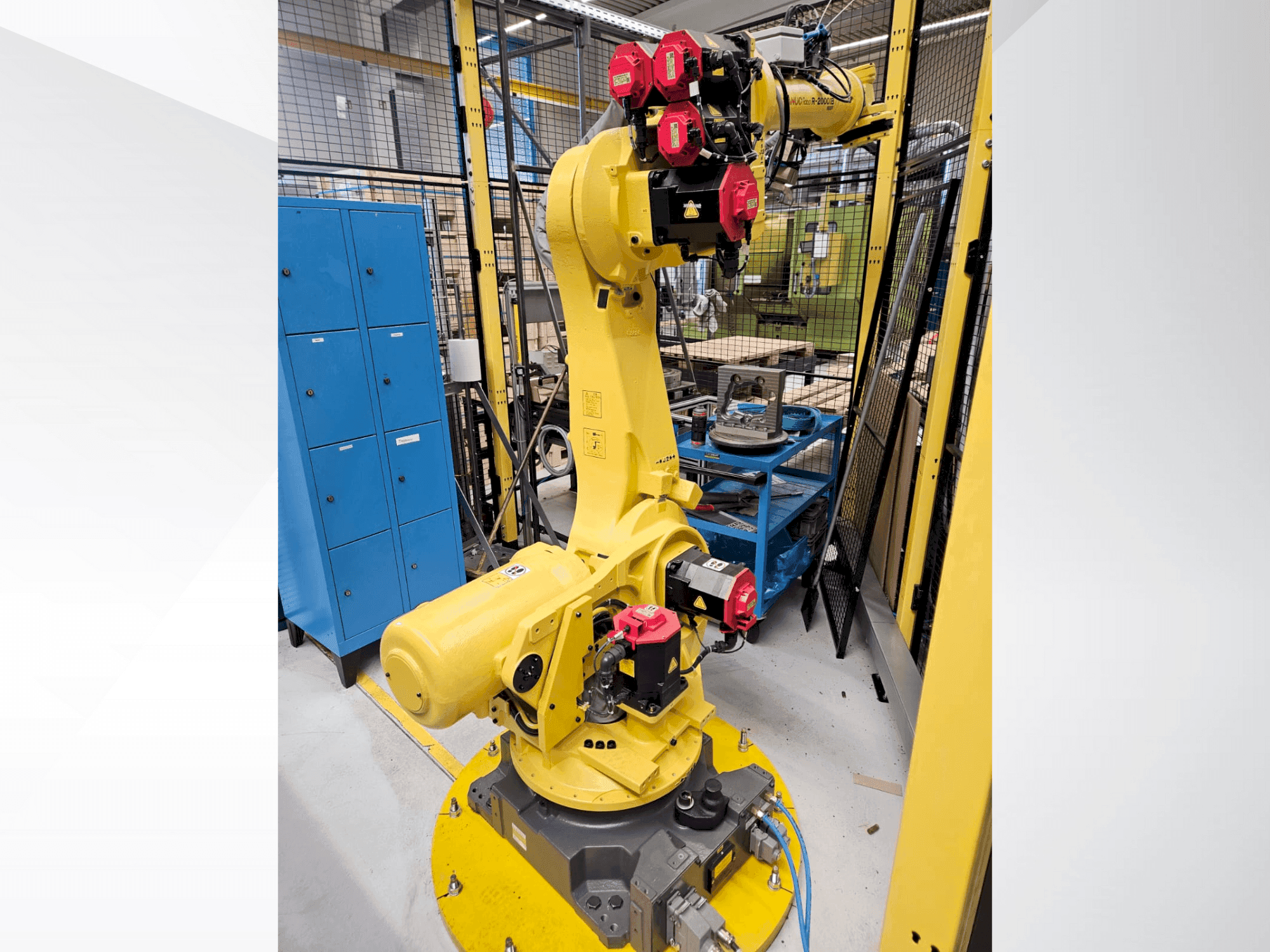 Вид станка FANUC R2000iB/165F спереди