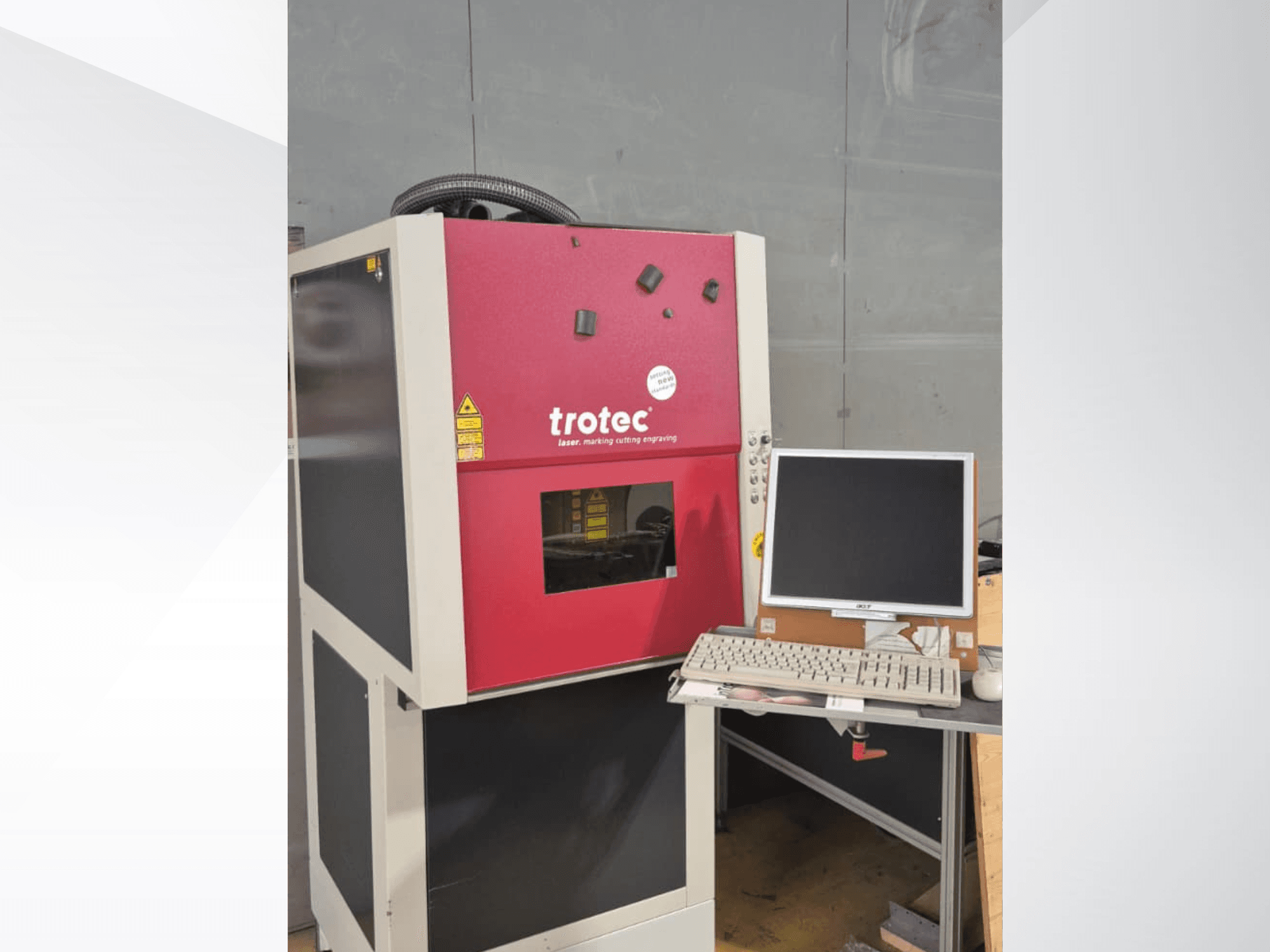 Лазерная рабочая станция Red Trotec, вид спереди, с монитором и клавиатурой на рабочем столе.