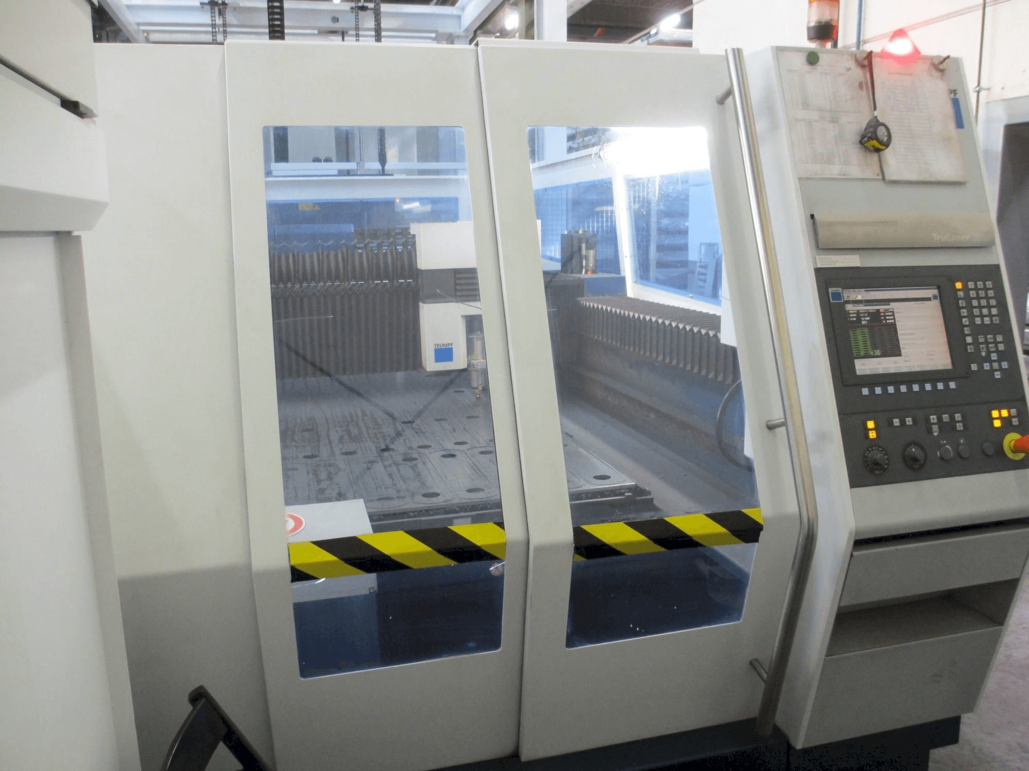 Вид станка Trumpf TruLaser 5030 спереди
