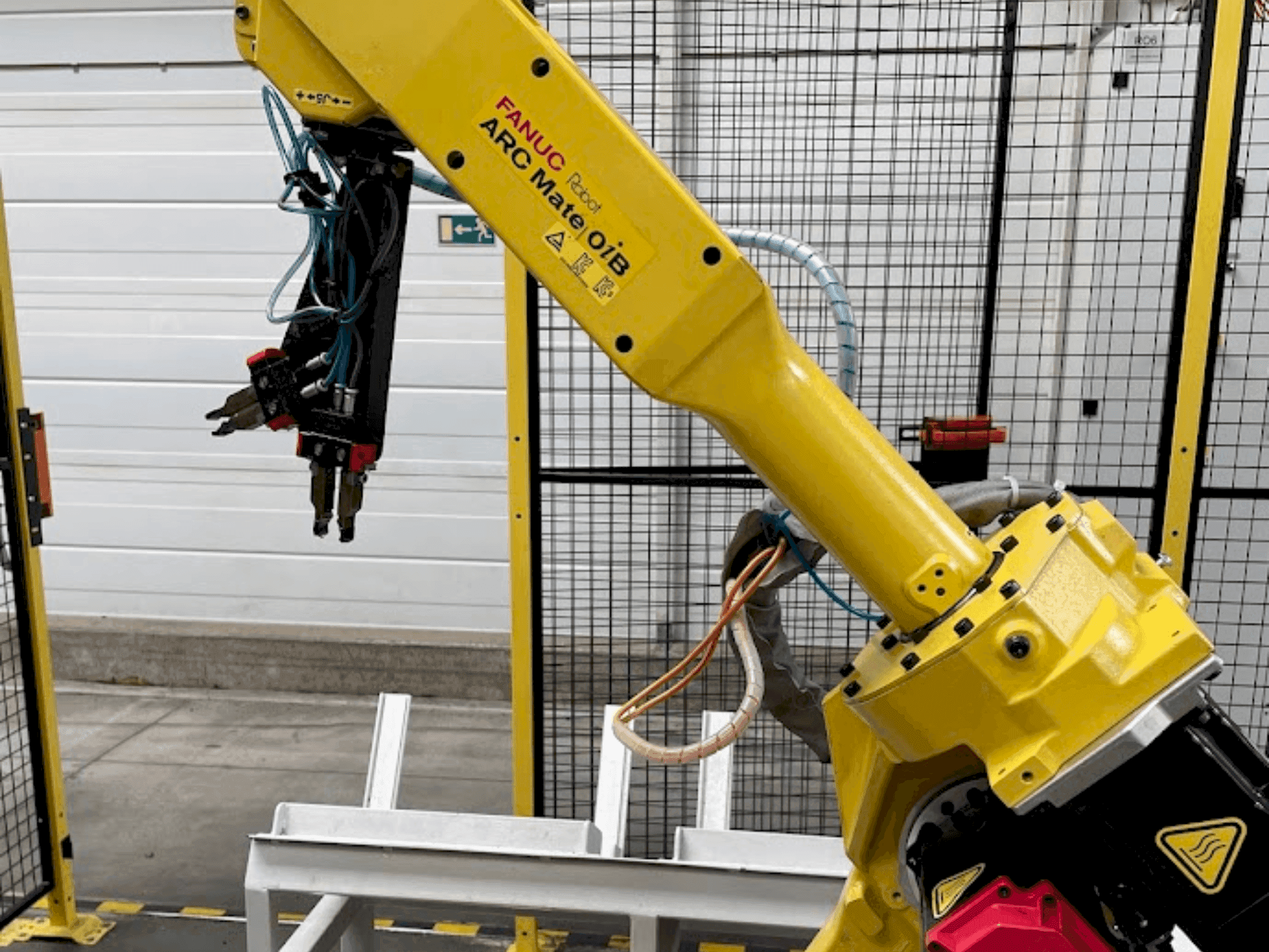 Вид станка FANUC ARC Mate OiB спереди