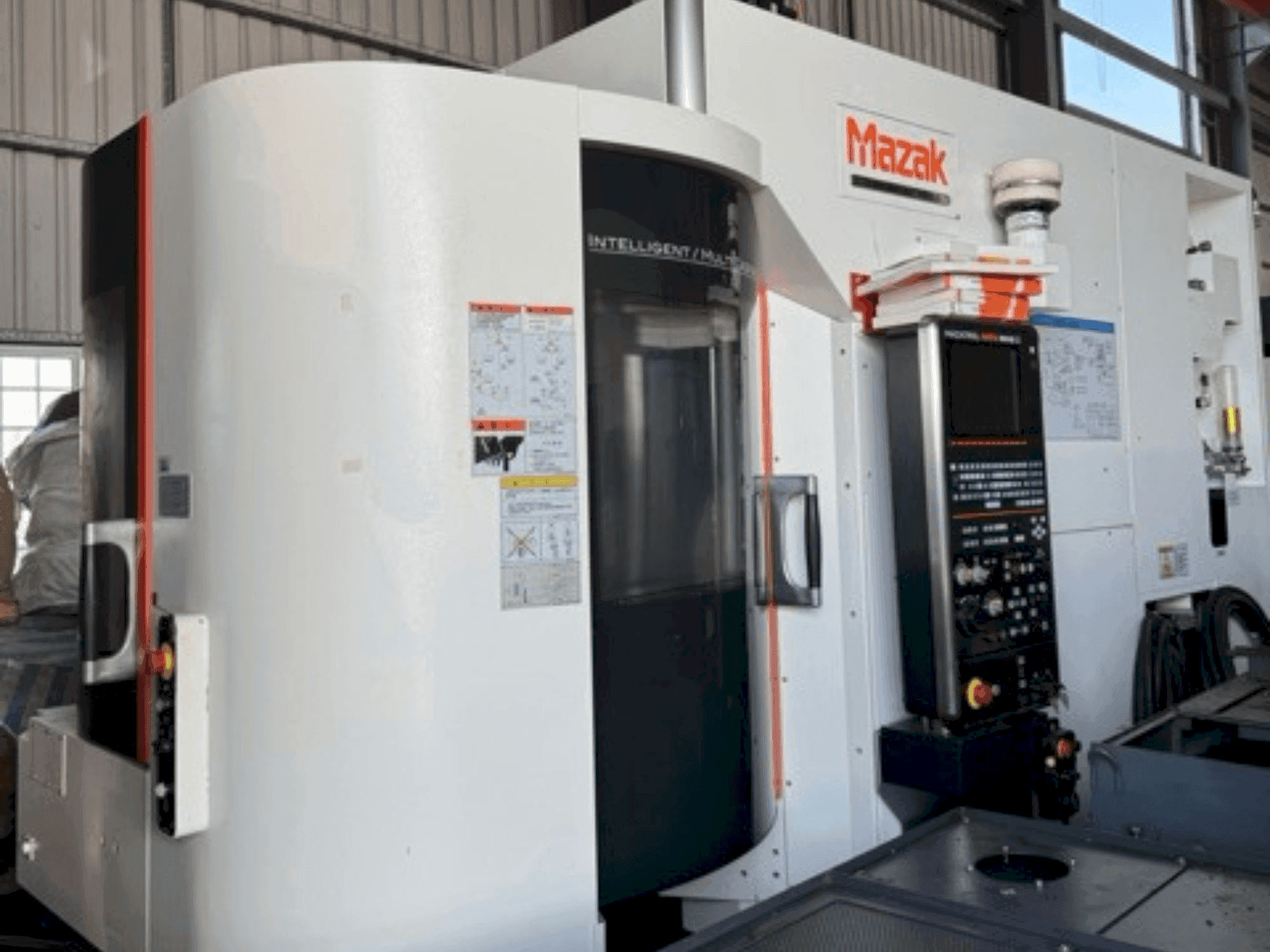 Вид станка Mazak VARIAXIS J-500 спереди