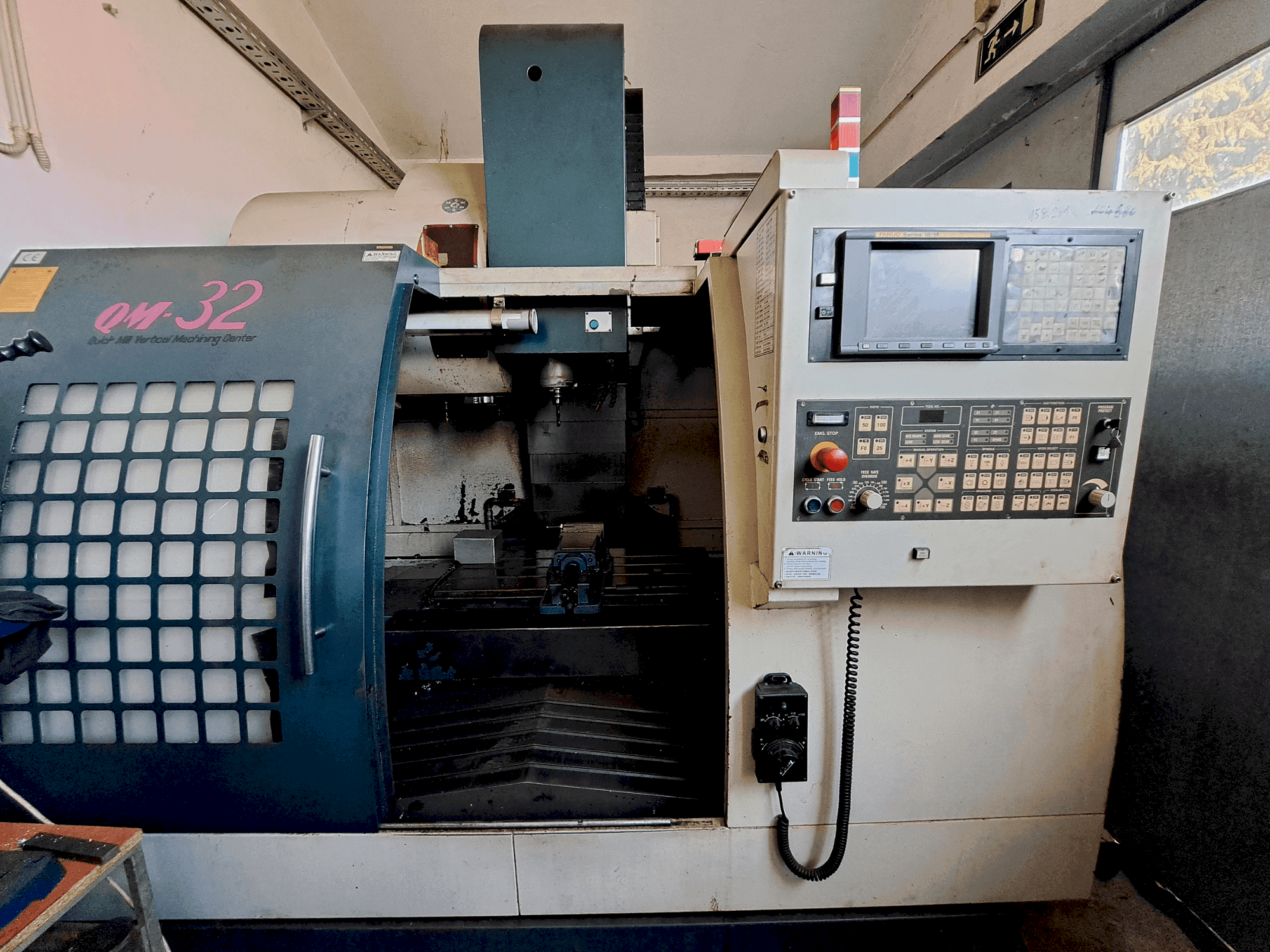 Вид станка Feeler QM-32 спереди