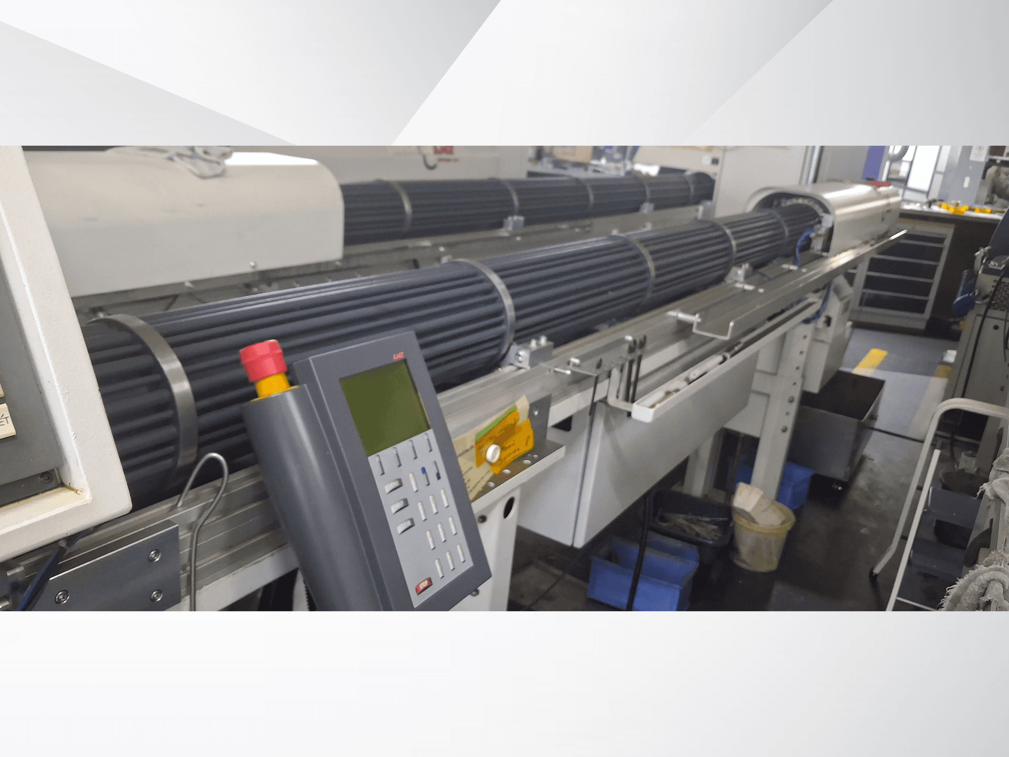 Токарный станок швейцарского типа TORNOS DECO 10a с видом спереди, с панелью управления и вращающимися бочками для точной обработки.