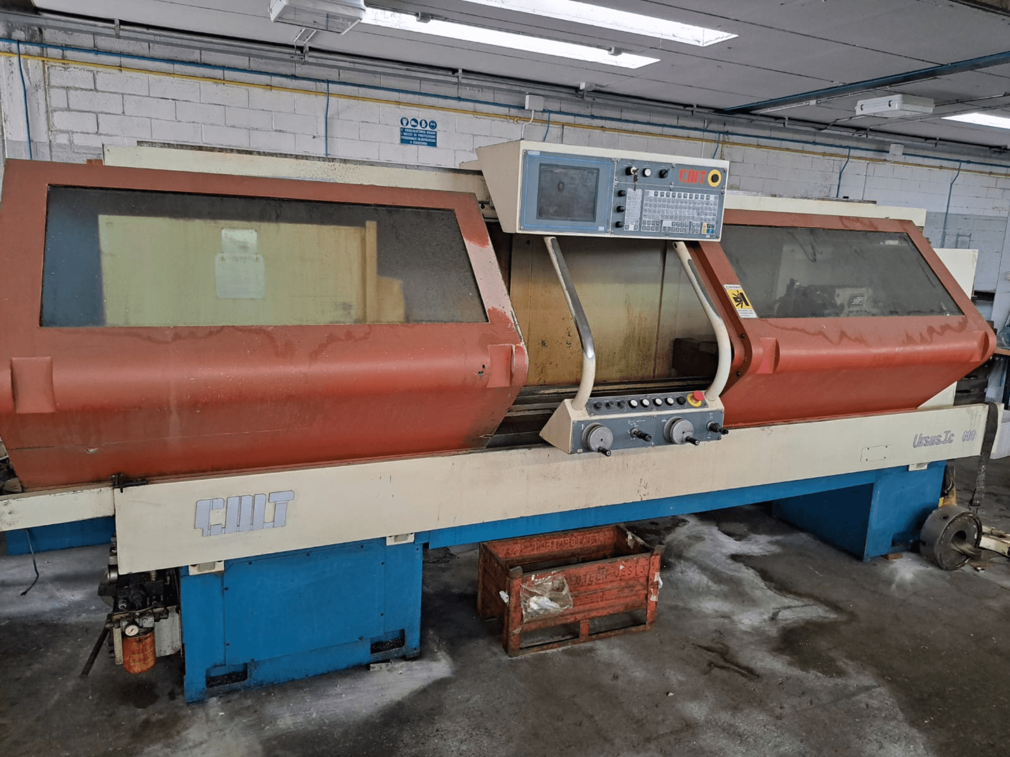 Горизонтальный токарный станок URSUS TC, вид спереди, с красным корпусом, панелью управления и видимым держателем инструмента.