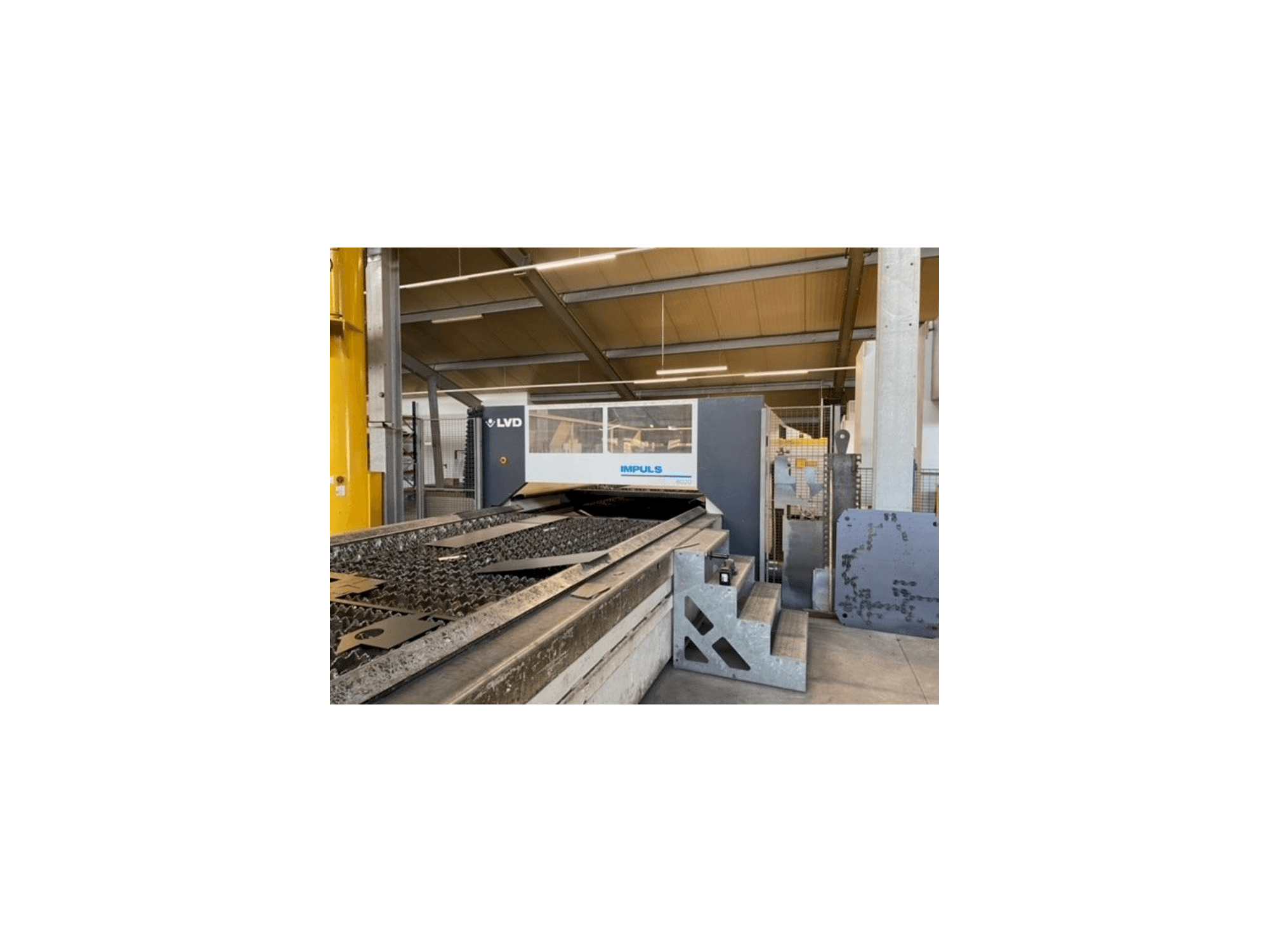 Вид станка LVD Impuls 6020 спереди