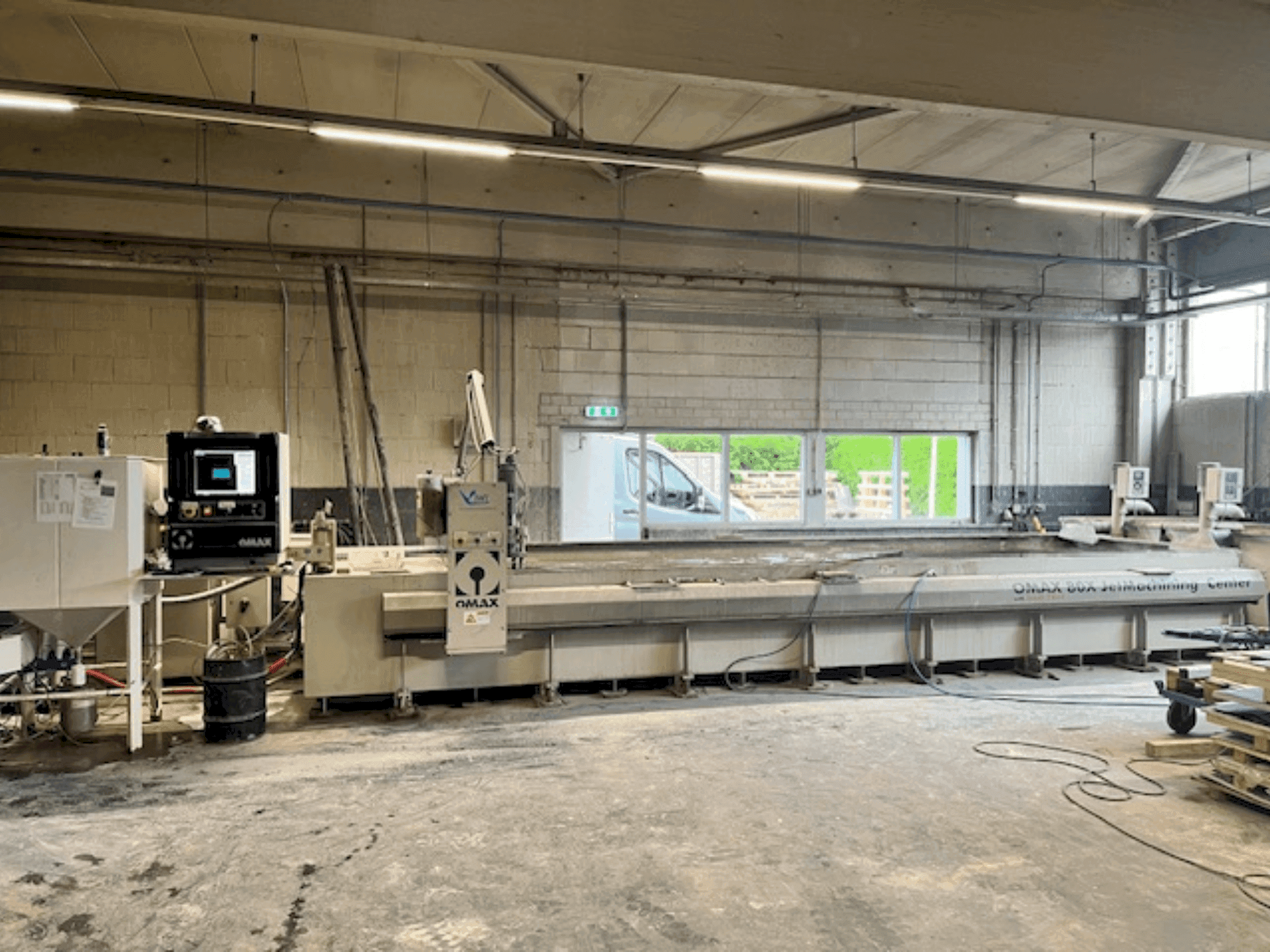 Вид станка OMAX 80X спереди