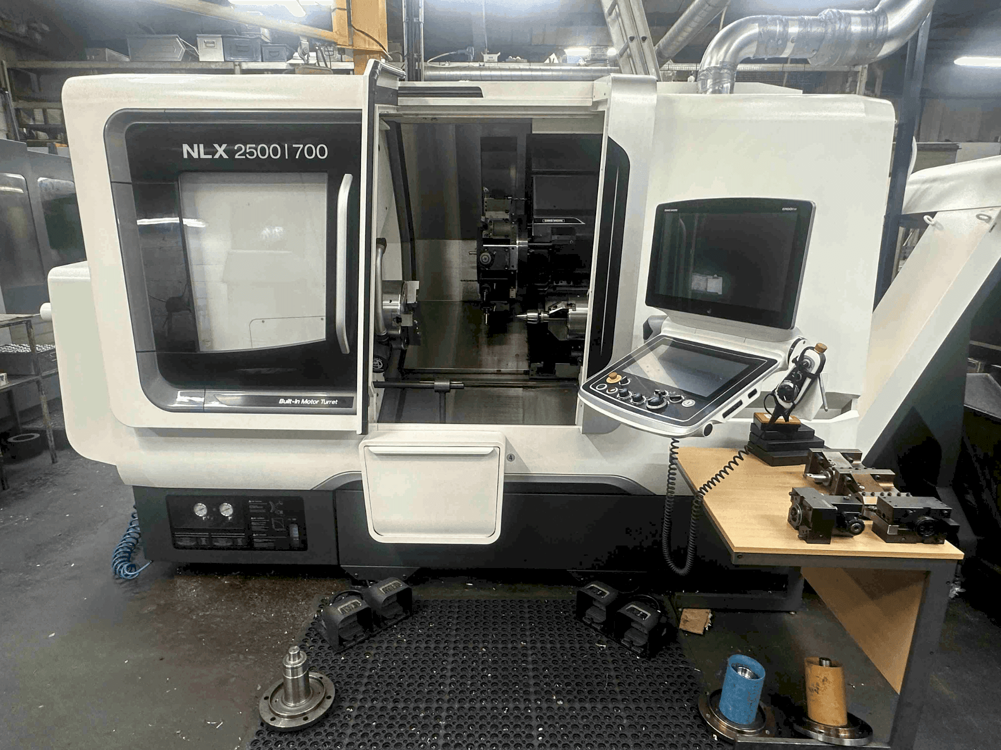Вид станка DMG MORI NLX2500SY/700 спереди