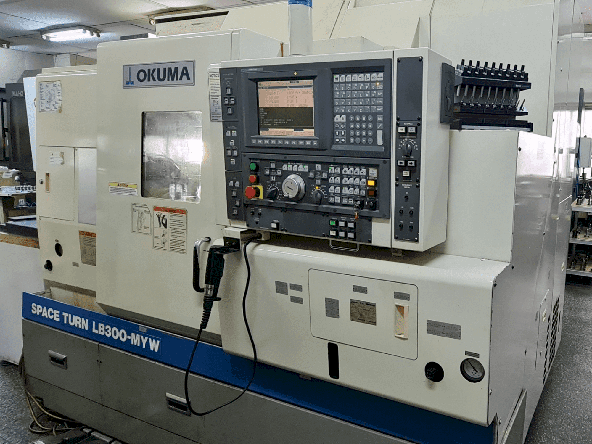 Вид станка Okuma Space Turn LB 300 MYW спереди