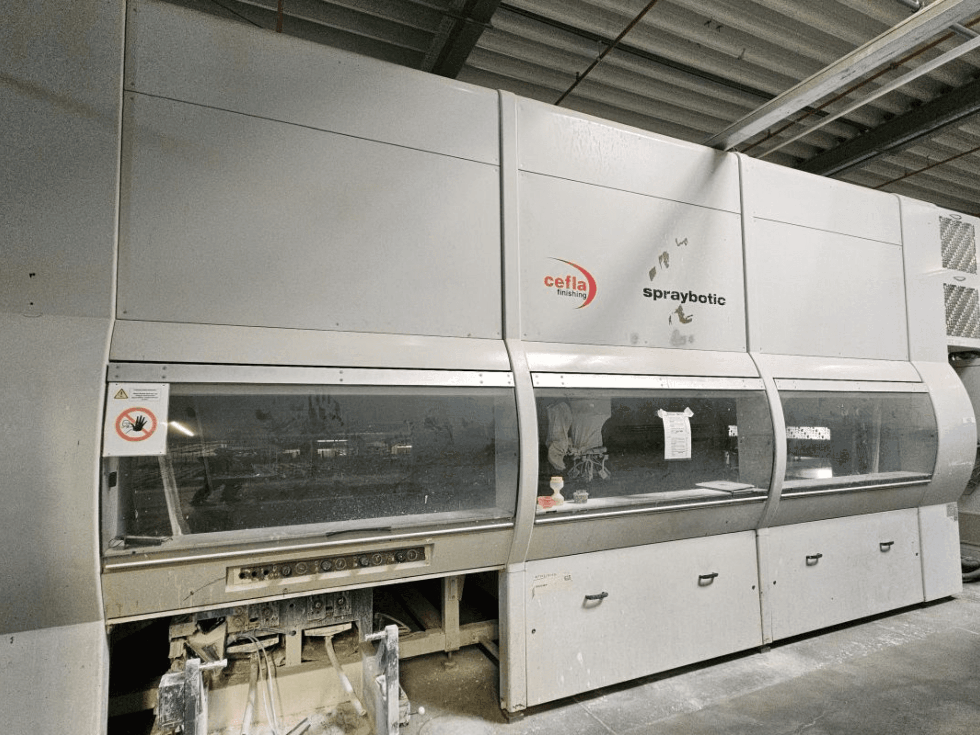 Линия для производства Cefla Spraybotic MD для дерева, вид спереди, демонстрирует панель управления и прозрачные витрины.