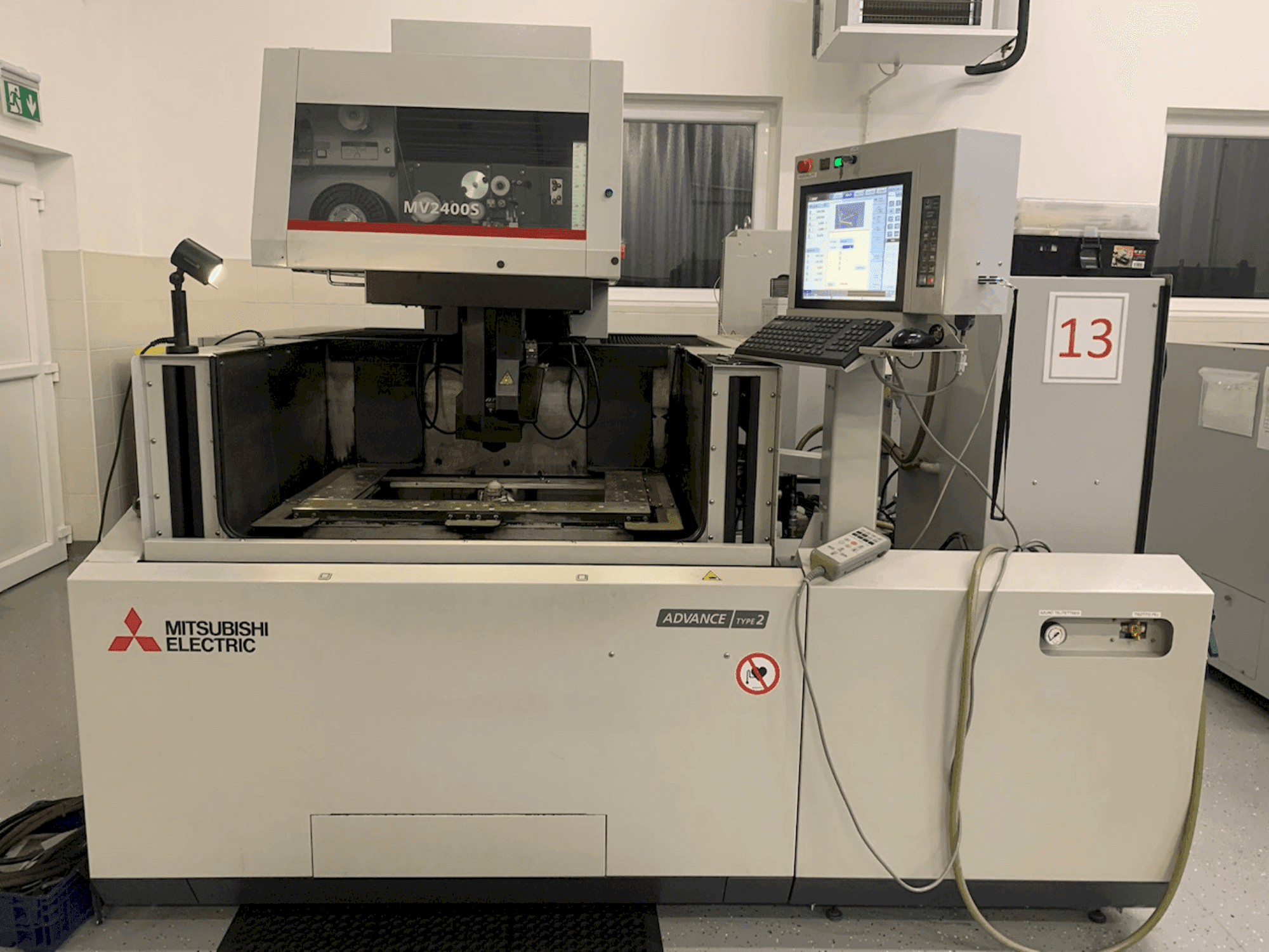 Вид станка Mitsubishi MV2400S спереди