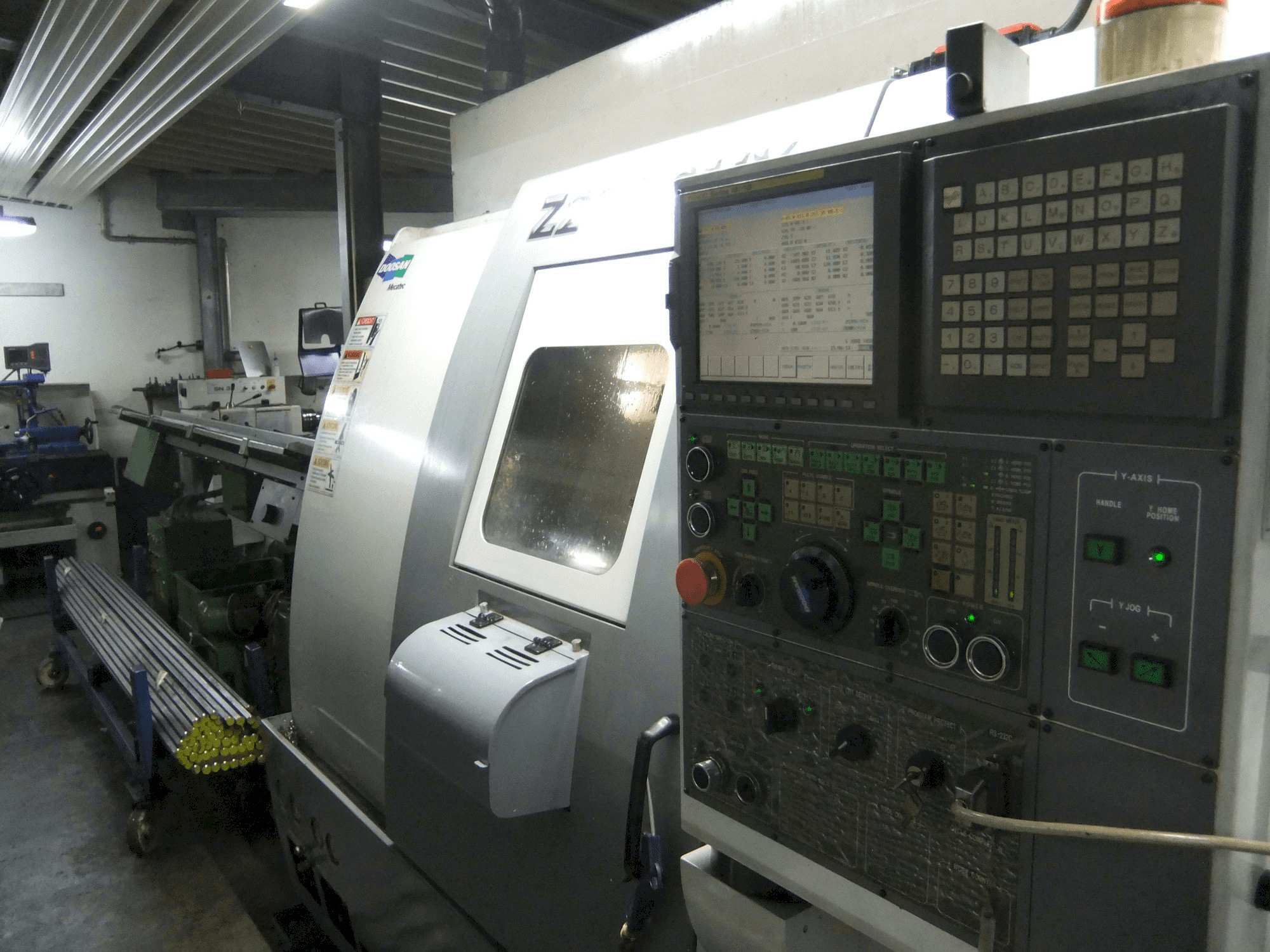 Right view of Doosan Z290 SMY machine