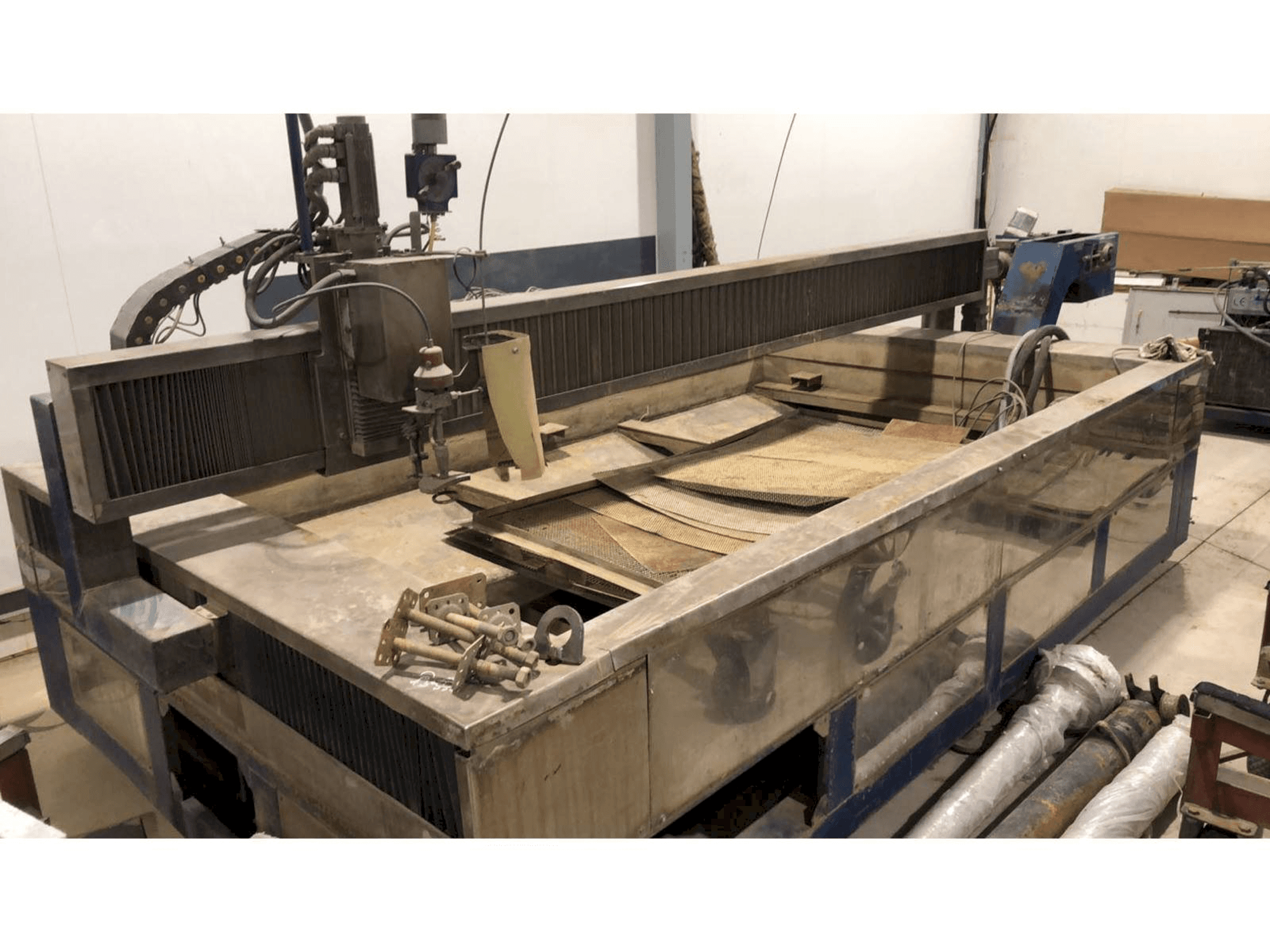Вид станка Waterjet Italy WF 1630 CNC спереди