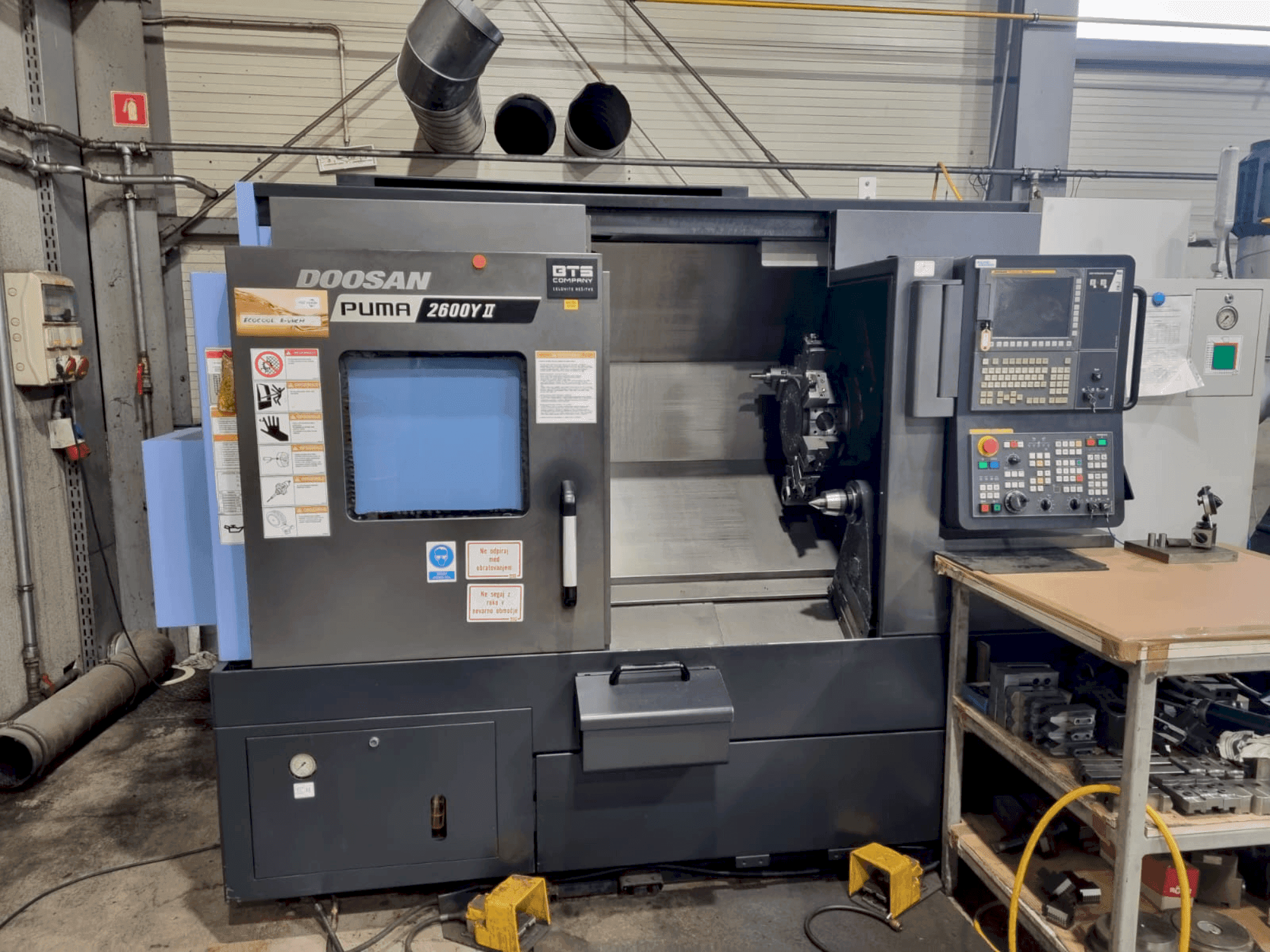 Вид станка DOOSAN Puma 2600Y II спереди