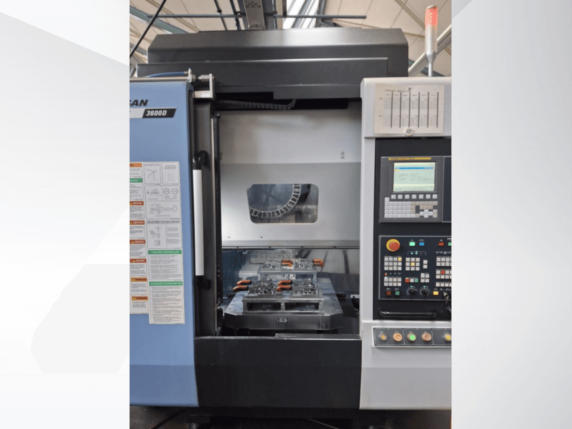 Вертикальный токарный станок DOOSAN T 3600 D спереди, видна панель управления и рабочая зона с инструментами.