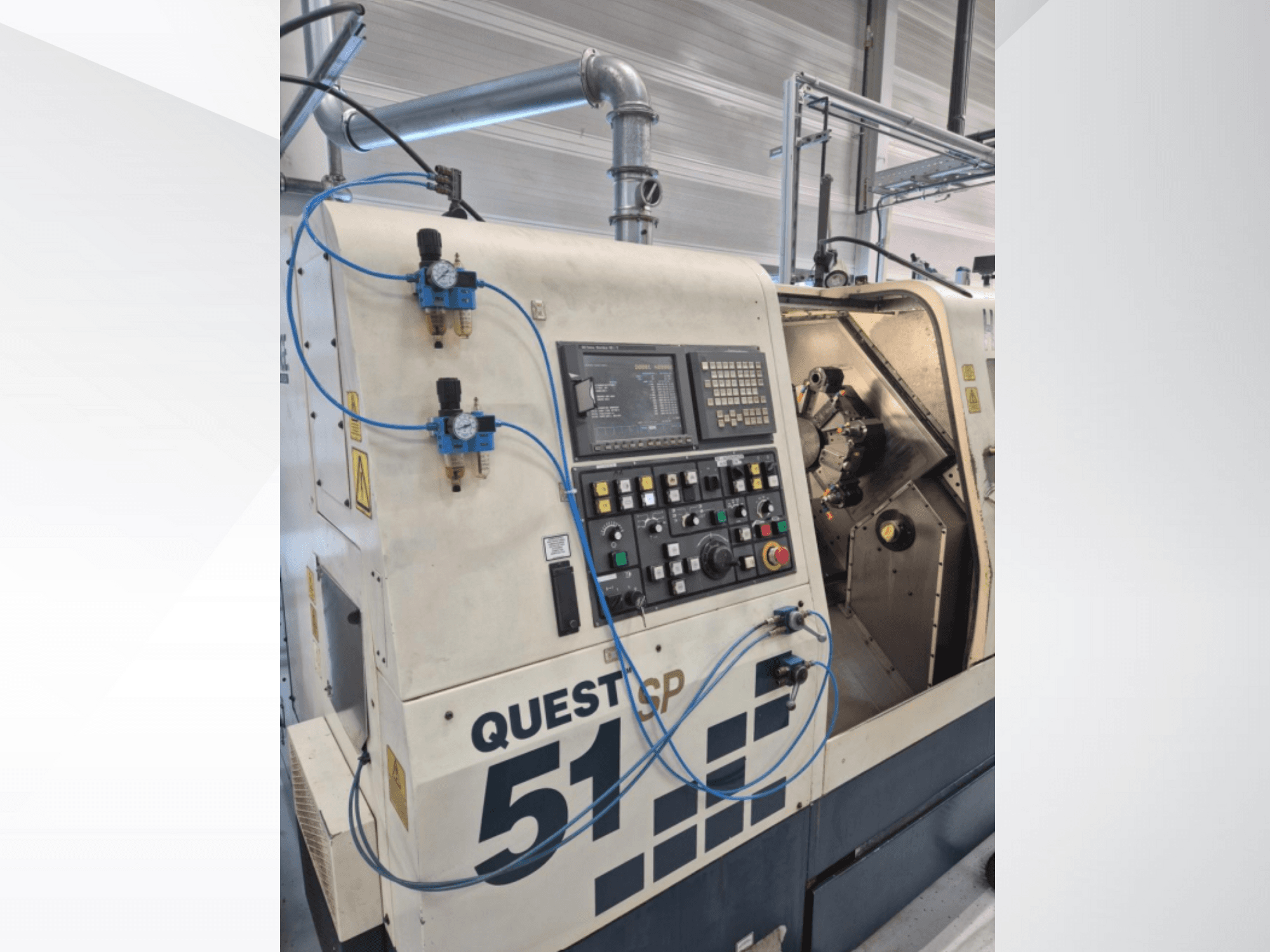 Станок с ЧПУ Questcp 51 вид спереди, панель управления с кнопками и дисплеем, пневматическое управление, промышленный дизайн.