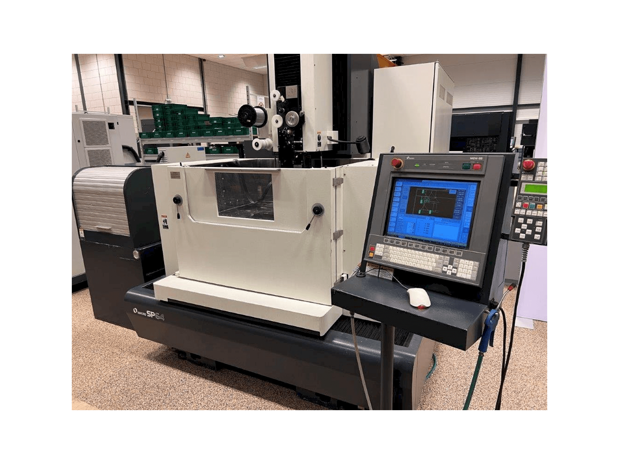 Вид станка Makino спереди