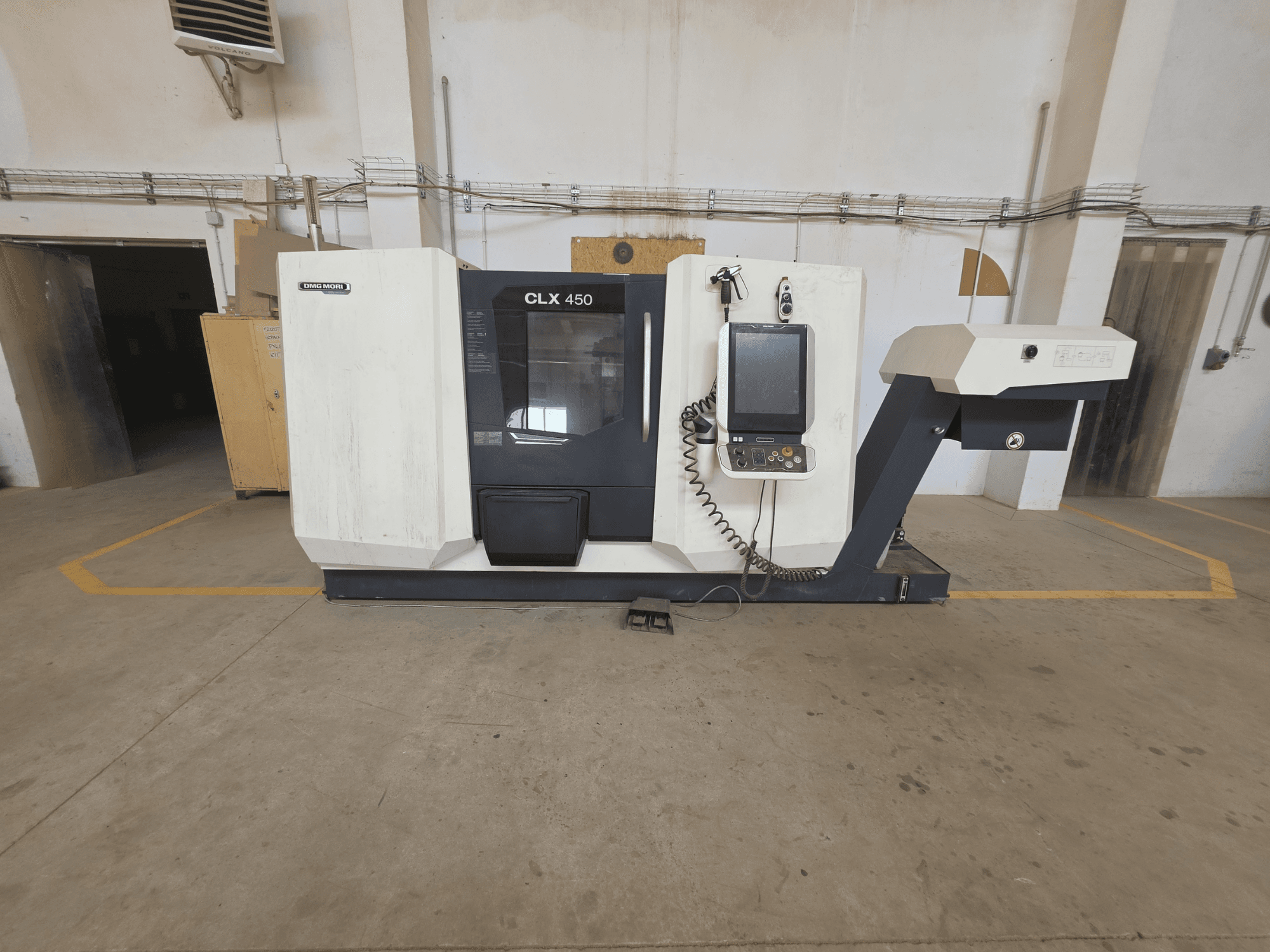Горизонтальный вид токарного станка DMG MORI CLX 450 V4 с панелью управления, зоной шпинделя и чистой промышленной обстановкой.