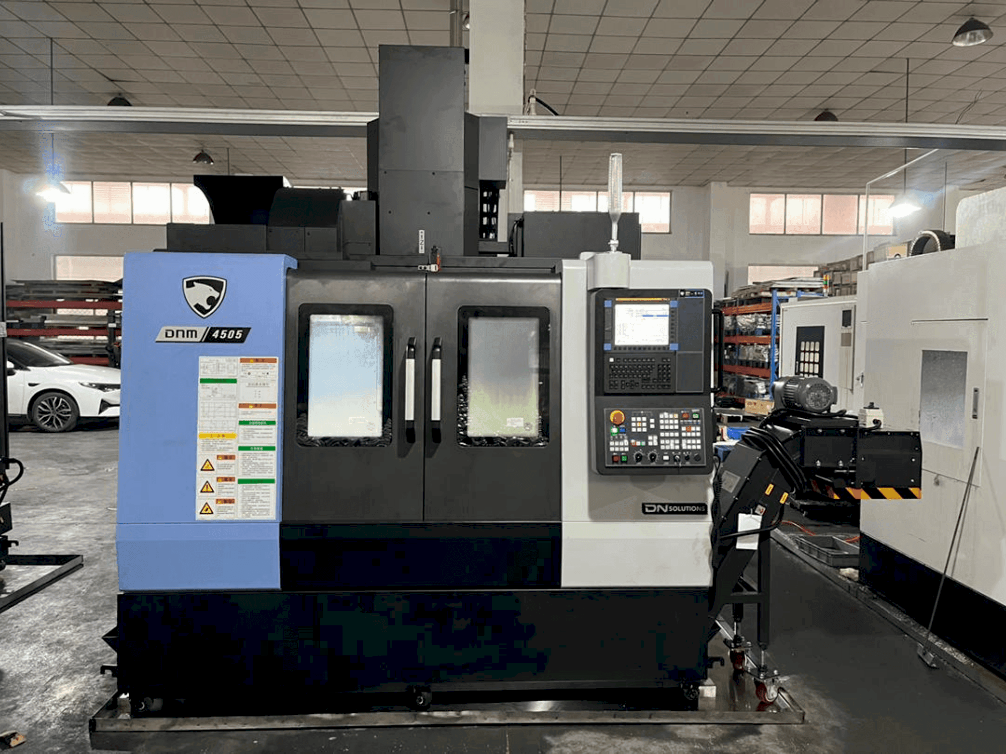 Вид станка DOOSAN dnm 4505 (2024) спереди