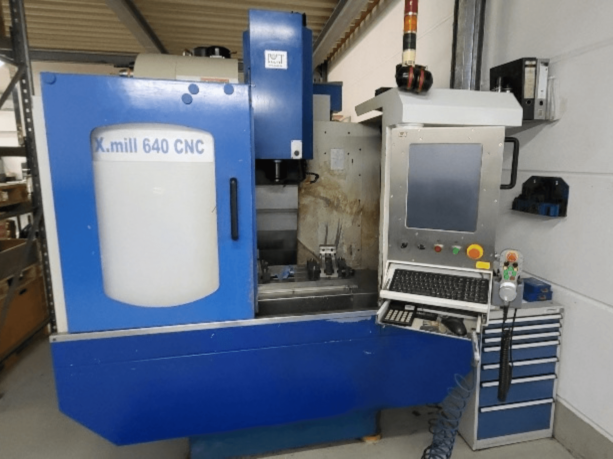 Горизонтальный обрабатывающий центр Blue KNUTH X-mill 640 с ЧПУ, вид спереди, на котором видны панель управления и клавиатура.