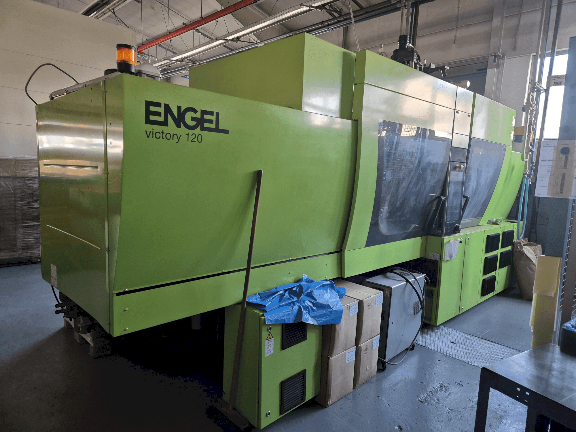 Вид станка Engel Victory 330H/200V/120 Combi спереди