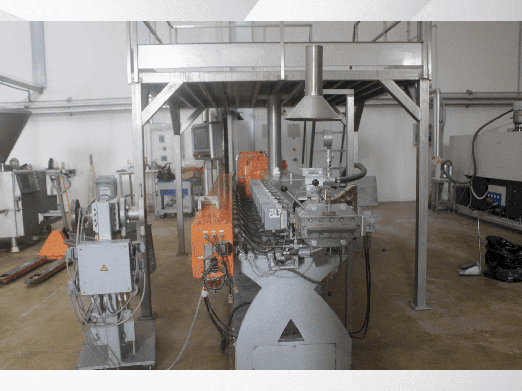 Вид станка Leistritz ZSE60MAXX-48D спереди