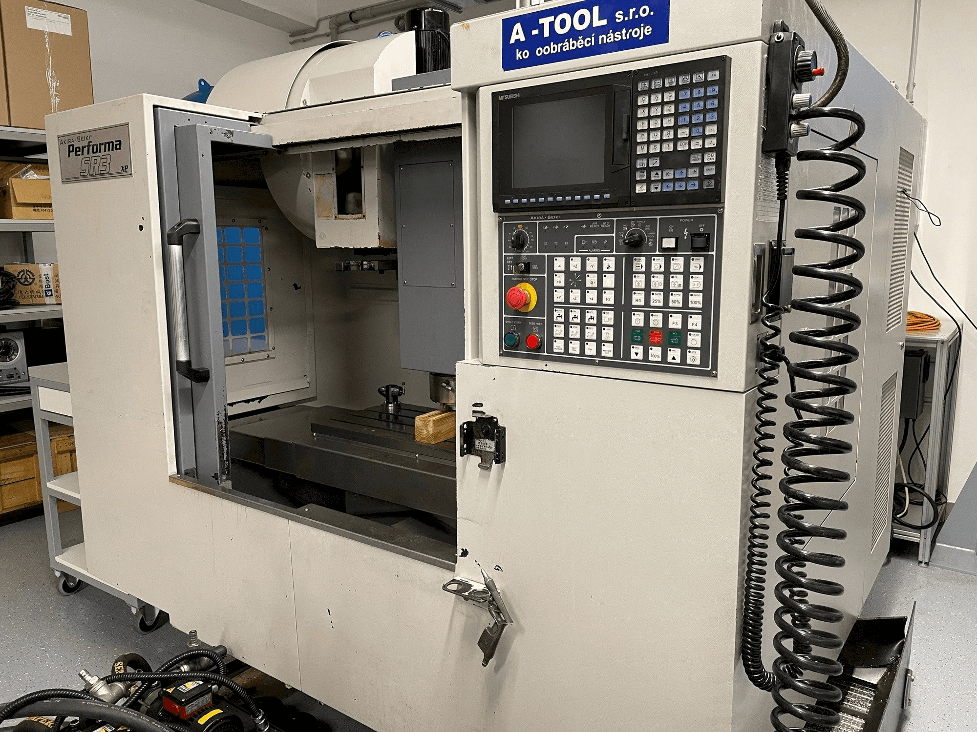 Вид станка Akira Seiki SR3XP спереди