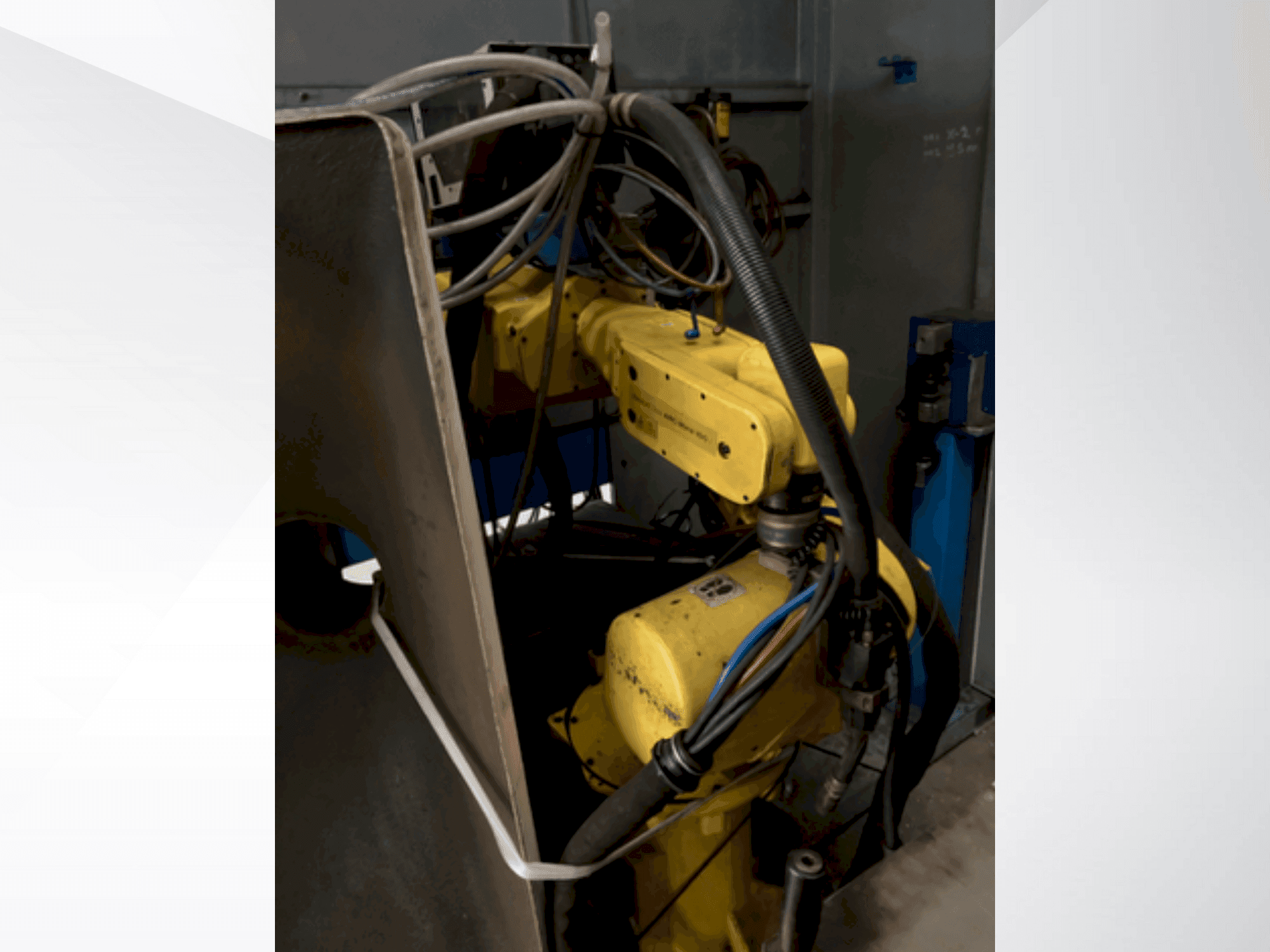 Вид станка FANUC ARC Mate 100i спереди