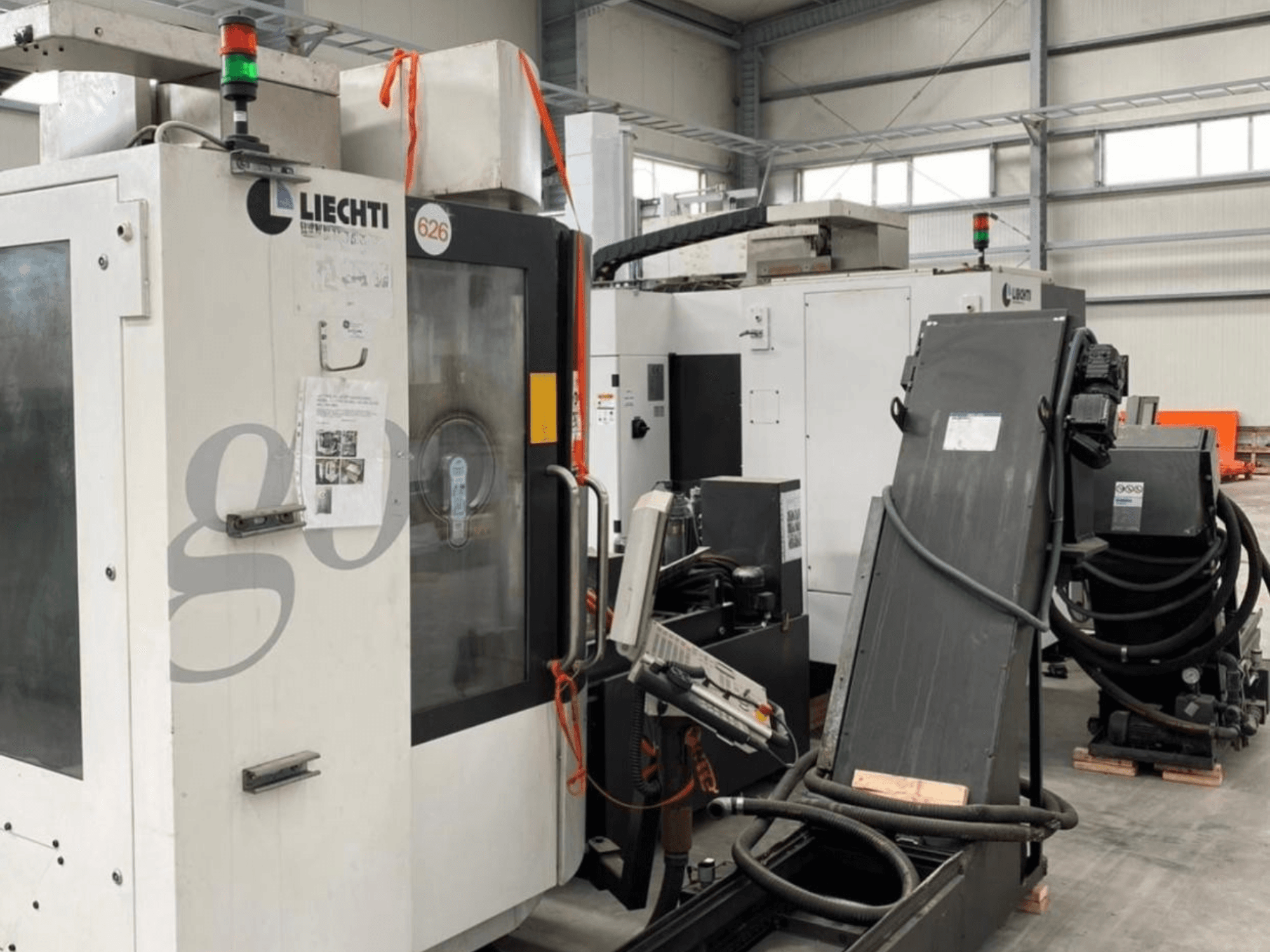 Вертикальный обрабатывающий центр Liechti go-Mill 350, вид спереди, панель управления и угловой держатель деталей.