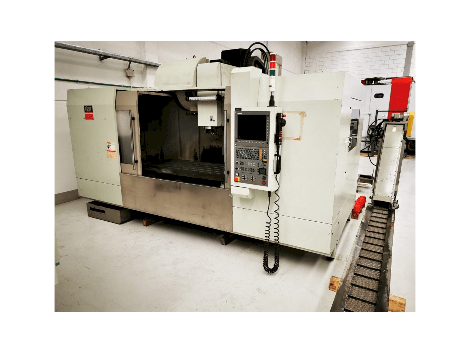 Вид станка FIRST MCV 1500 спереди