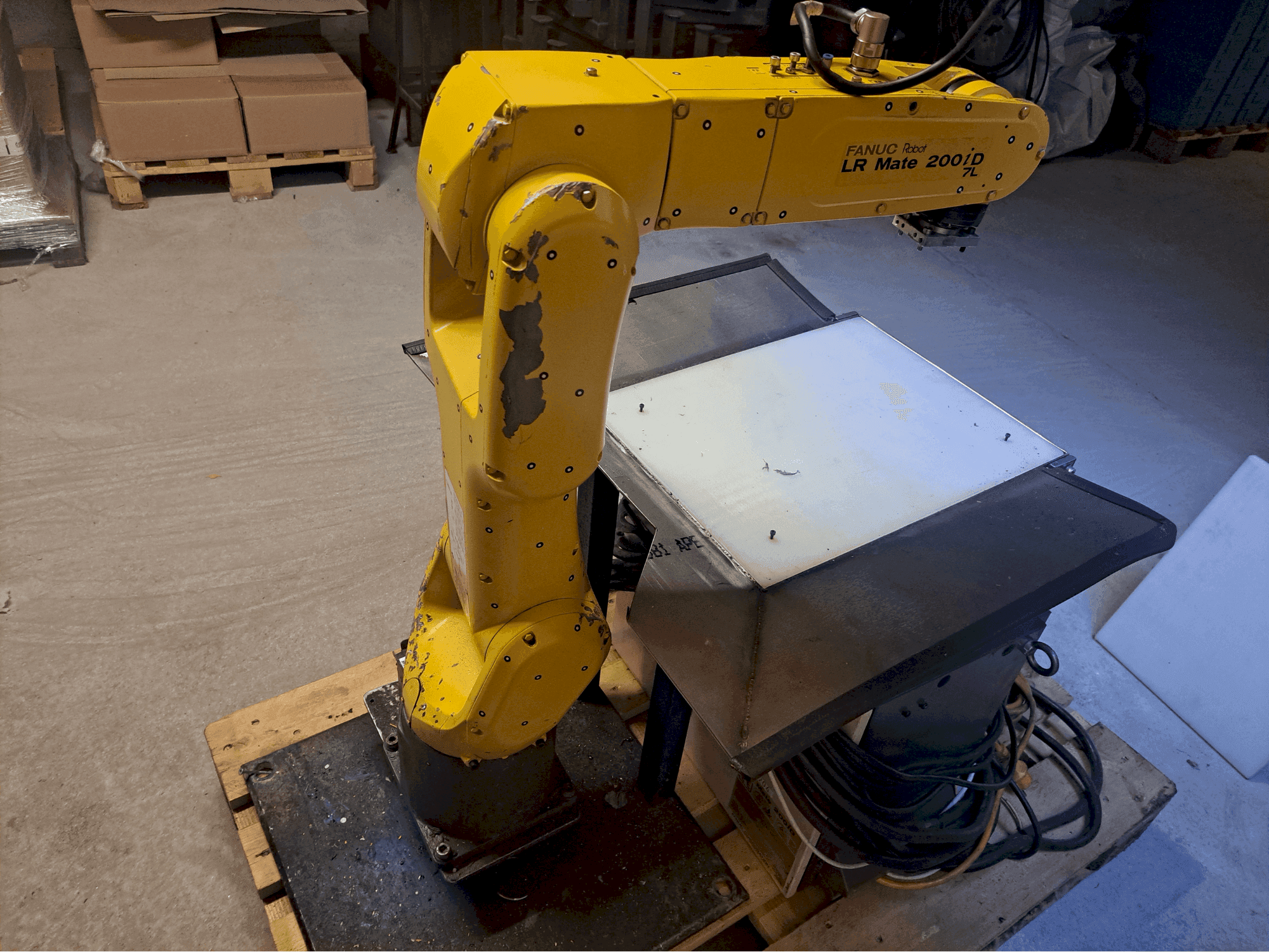 Вид станка FANUC LR Mate 200iD/7L спереди