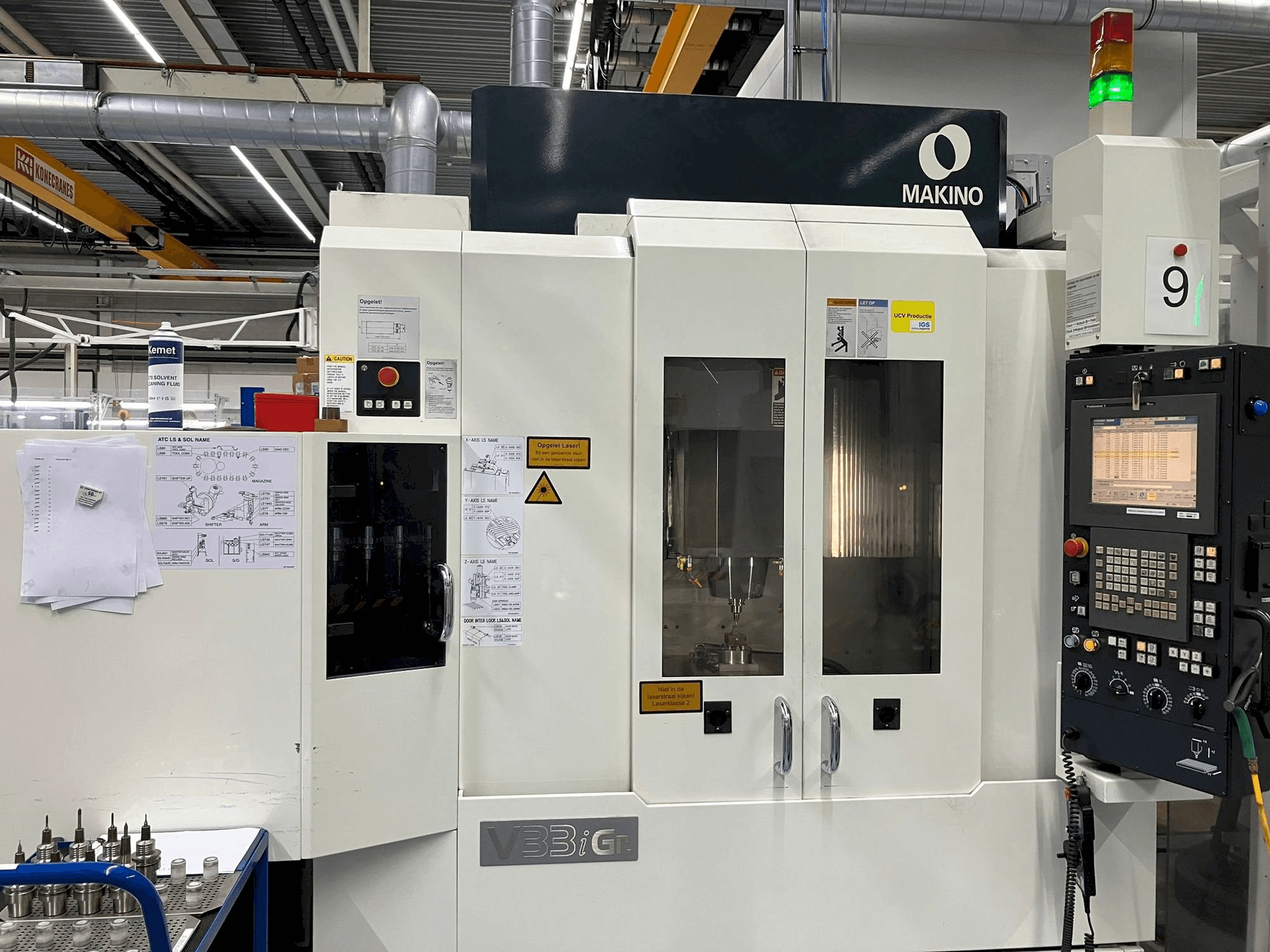 Вид станка Makino V33i Graphite спереди