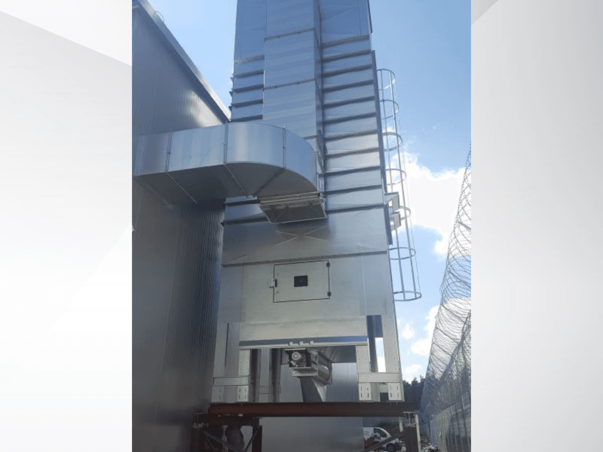 Деревообрабатывающий станок NAWARA RUBIN 2030, вид сбоку на металлическую конструкцию и воздуховоды на фоне голубого неба.