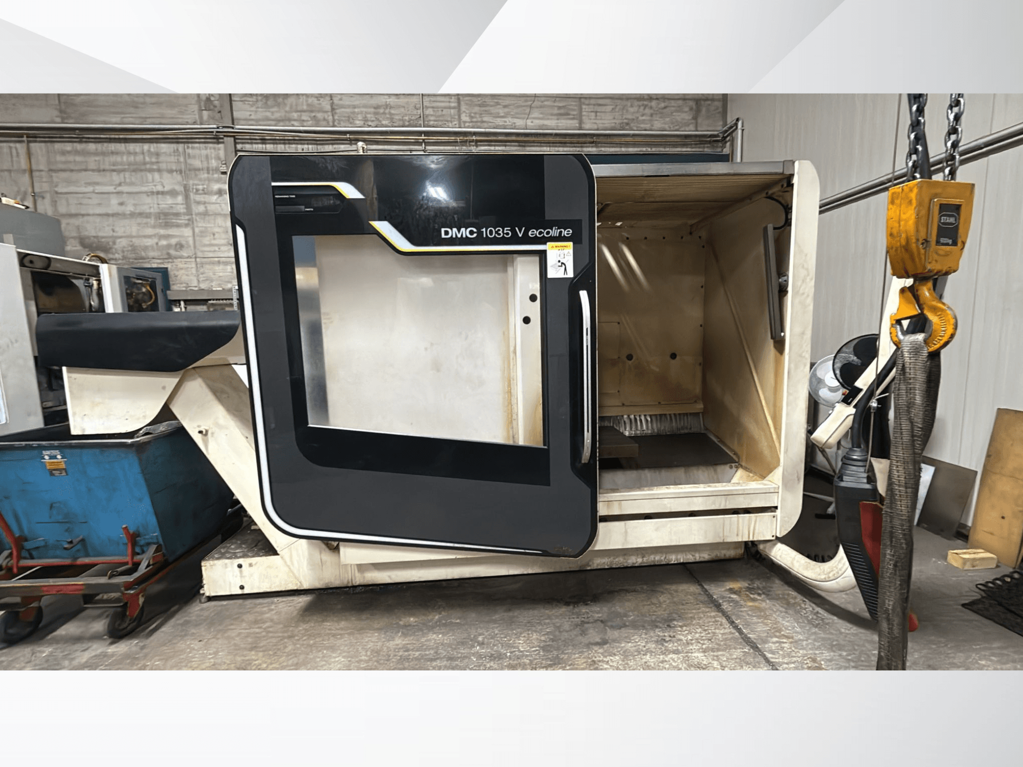 Станок с ЧПУ DMC 1035 V ecoline, вид спереди, открытая дверь открывает внутреннее пространство и панель управления.