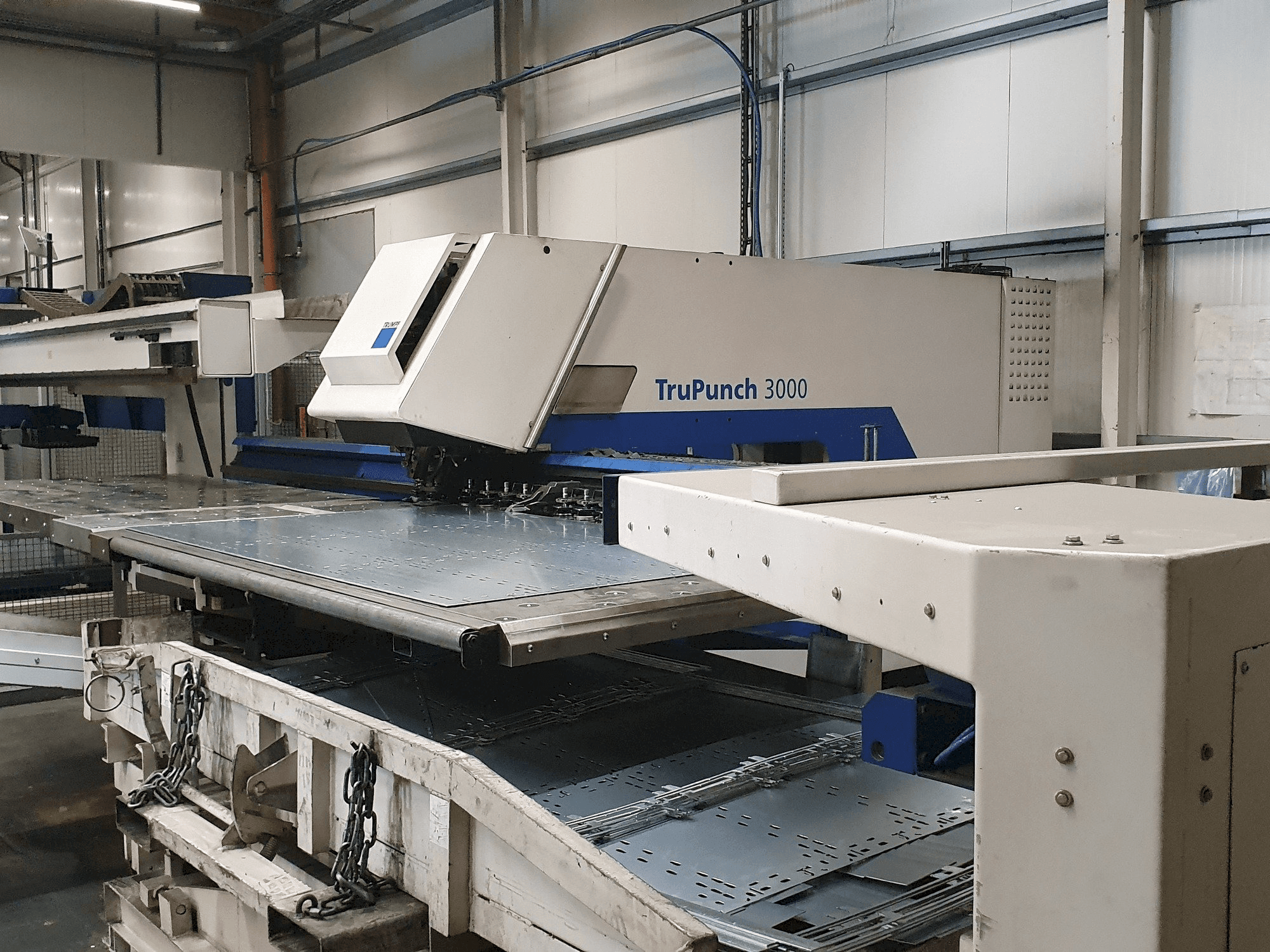 Вид станка Trumpf TruPunch 3000 Sheet Master спереди