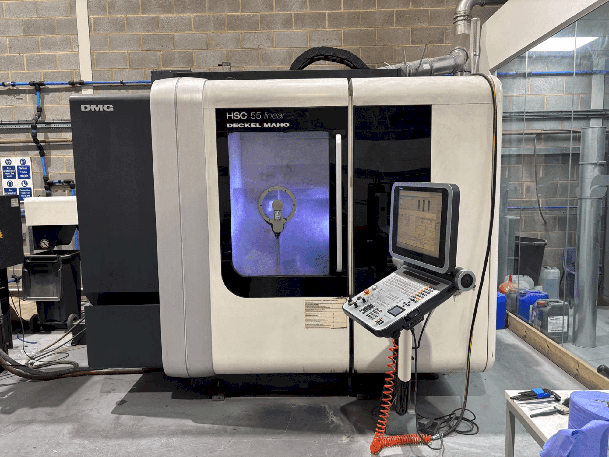Вид станка DMG DECKEL MAHO HSC 55 linear спереди