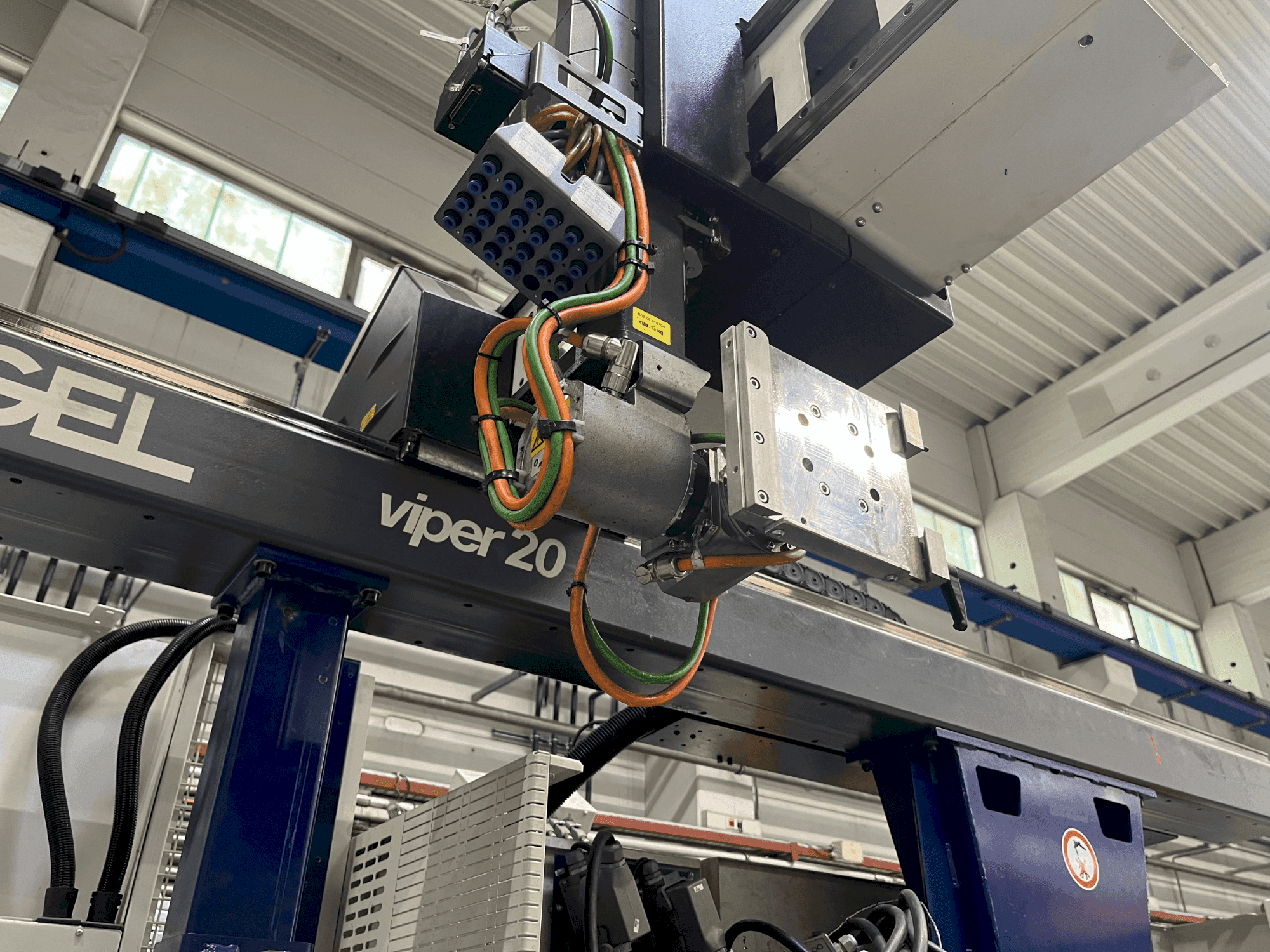 Вид станка Engel Viper 20 спереди