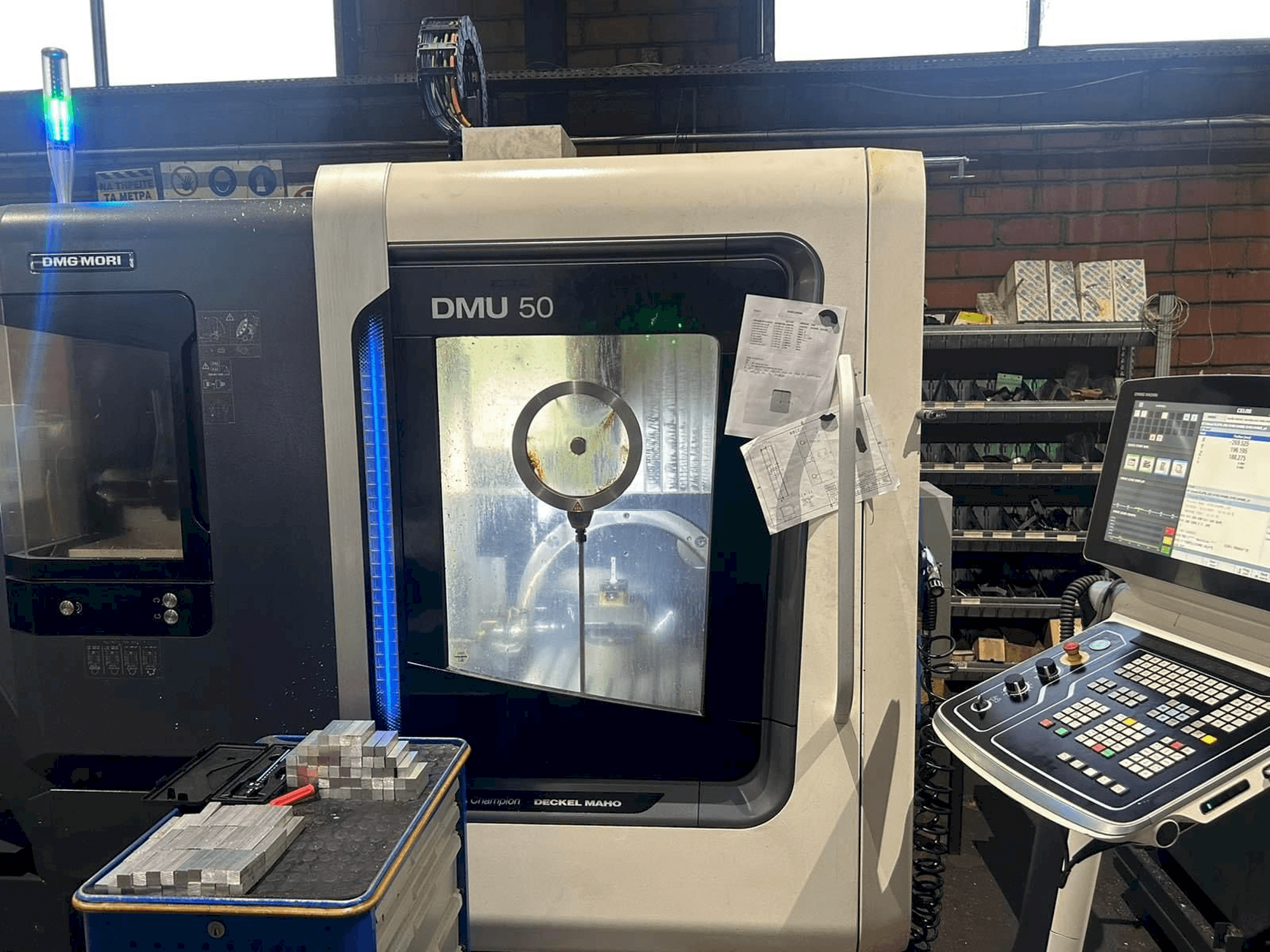 Вид станка DMG MORI DMU 50 спереди