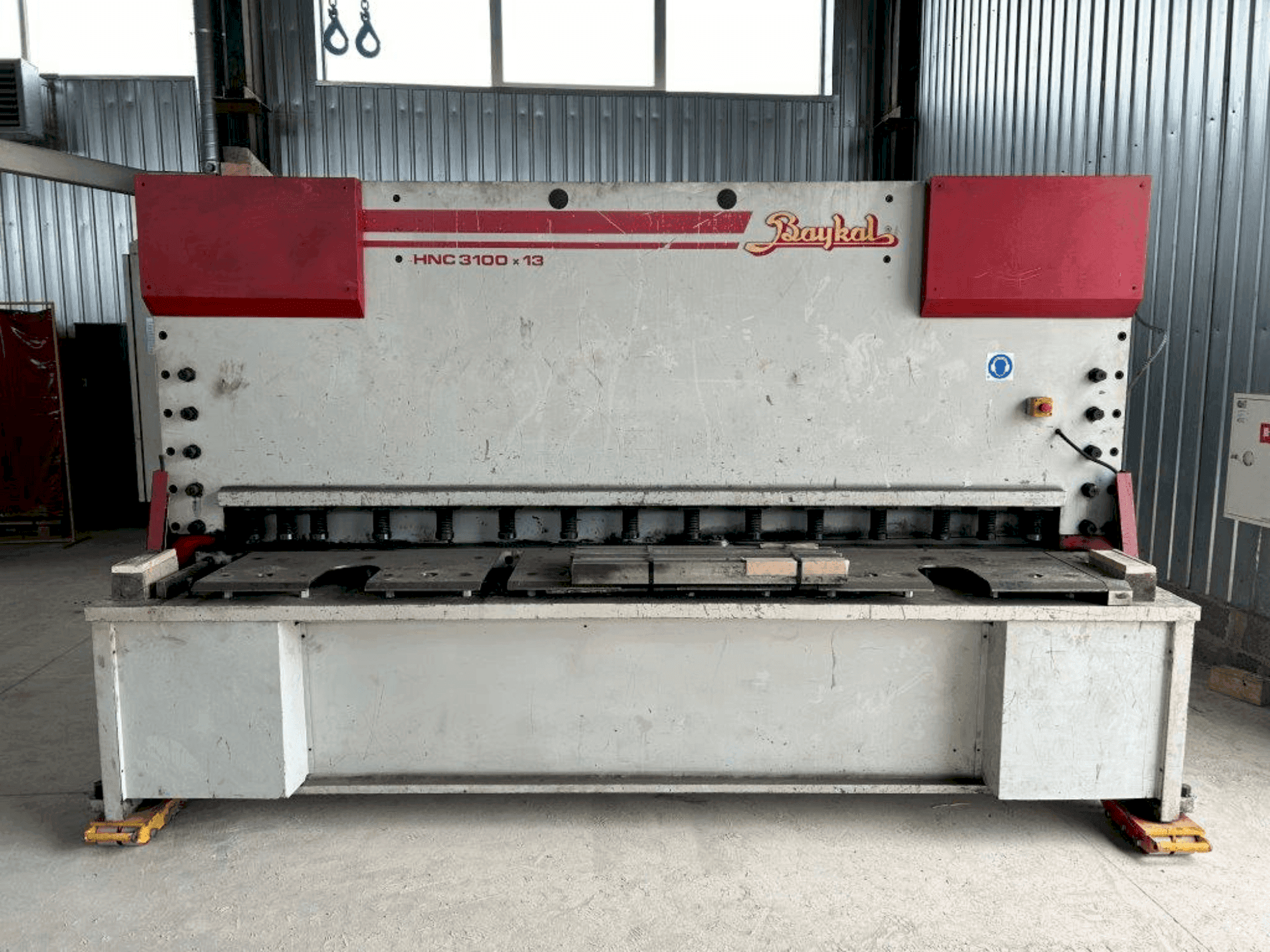 Вид станка Baykal HNC 3100x13 спереди