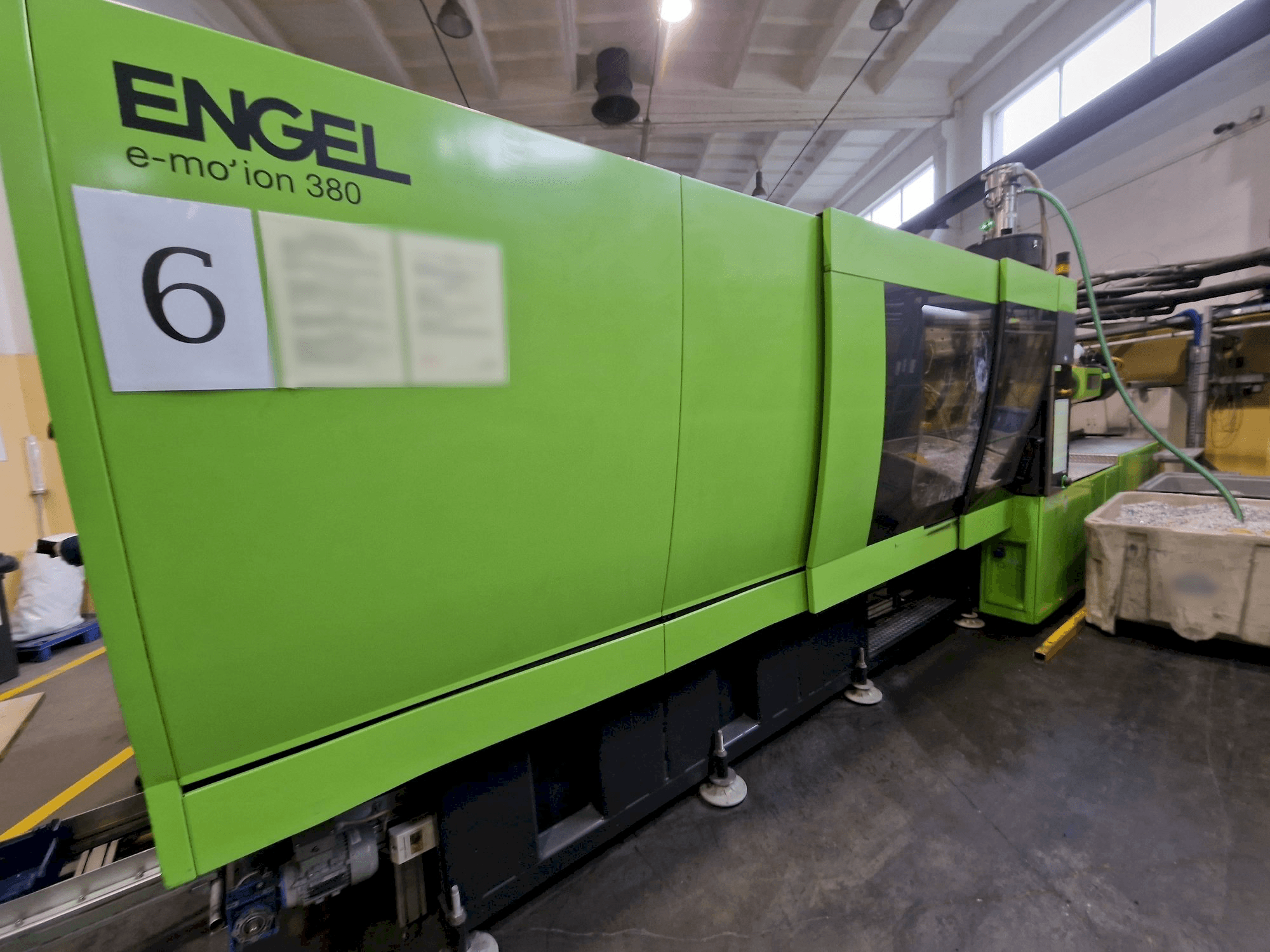 Вид станка Engel e-motion 2440/380 T спереди