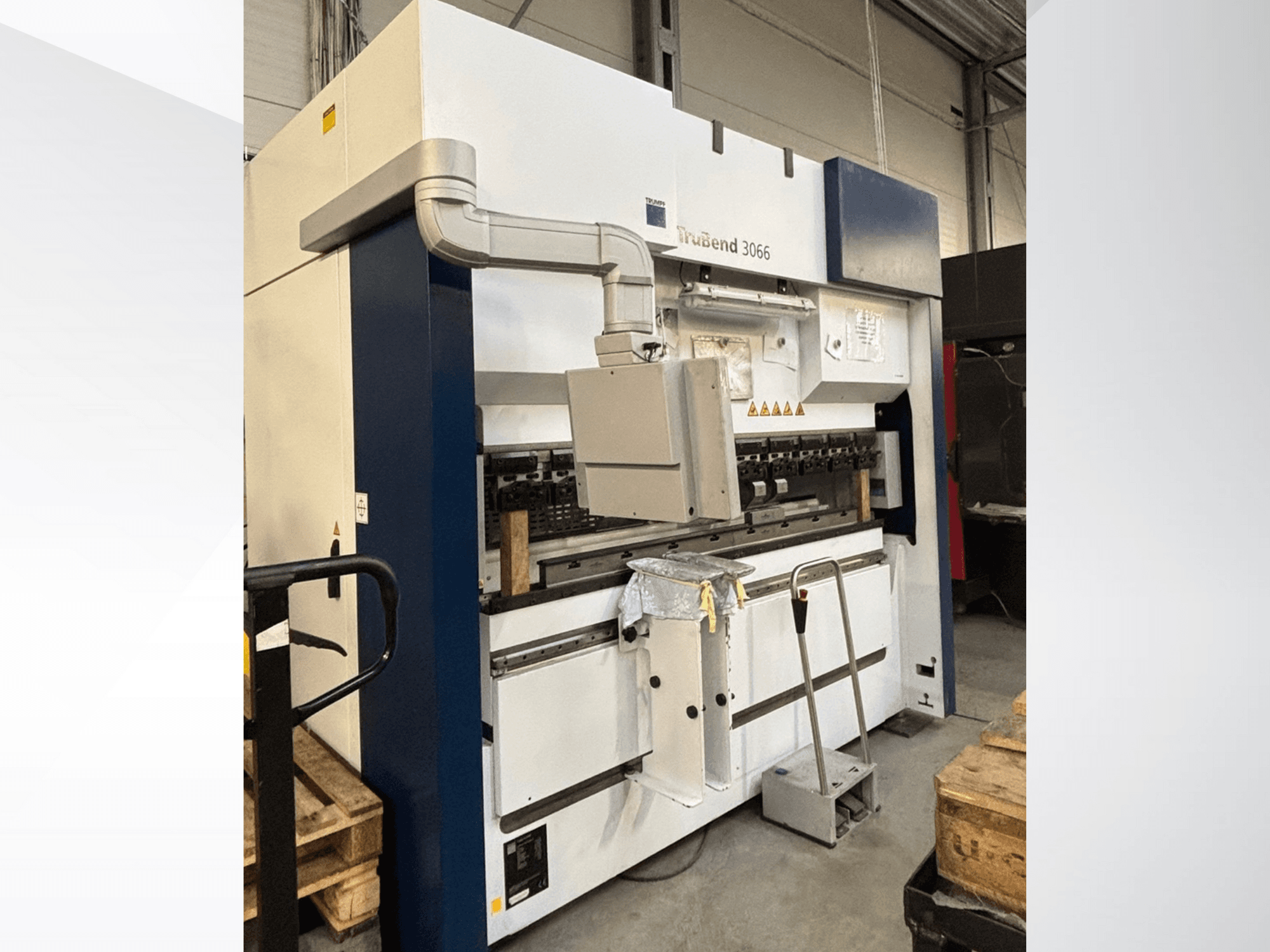 Гибочный станок Trubend 3066, вид спереди, демонстрирует органы управления, металлическую раму и элементы безопасности в мастерской.