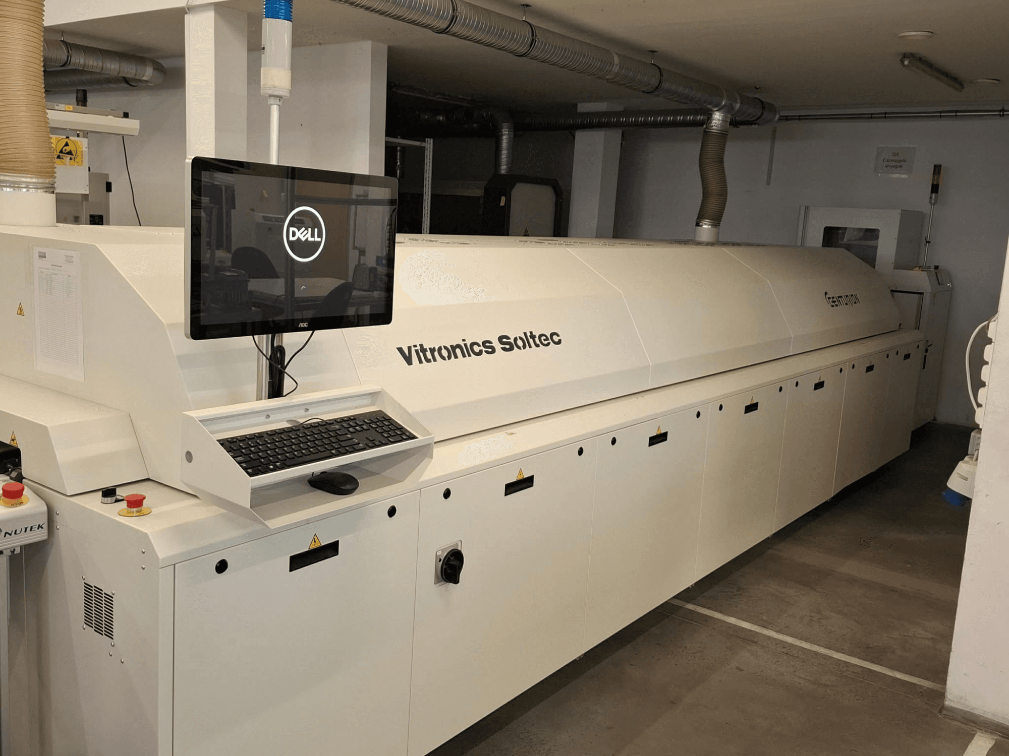 Вид спереди на автоматизированное оборудование CENTURION CT930, оснащенное монитором Dell с клавиатурой и кнопками управления.