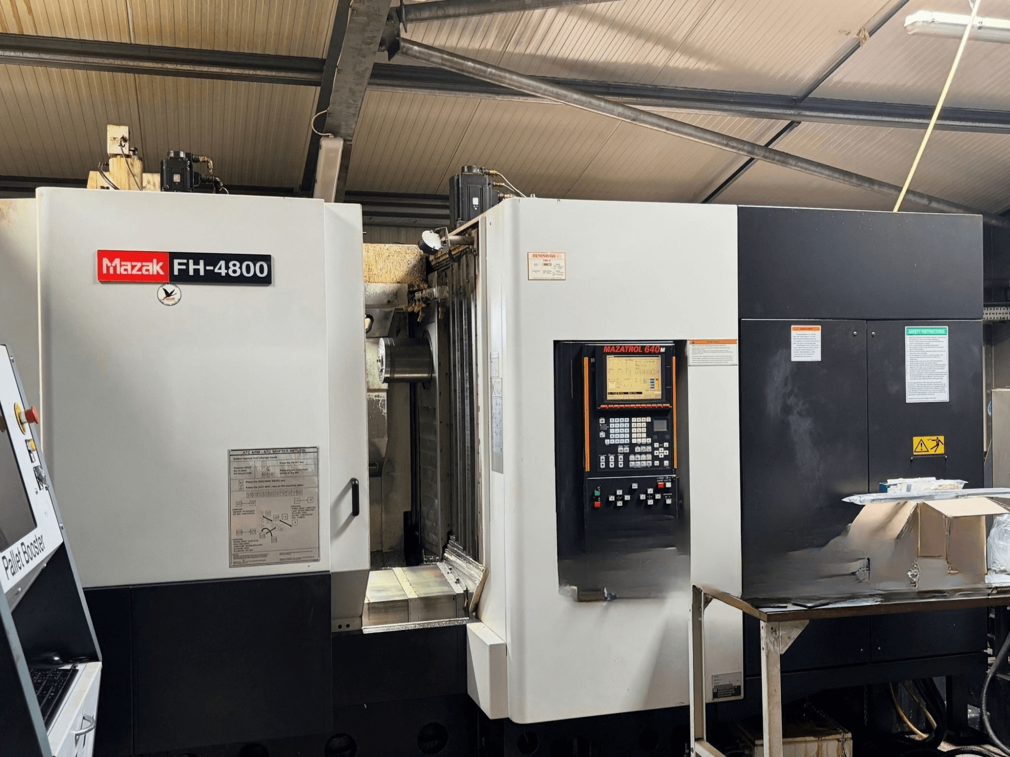 Горизонтальный обрабатывающий центр Mazak FH-4800, вид спереди с панелью управления и деталями оборудования.