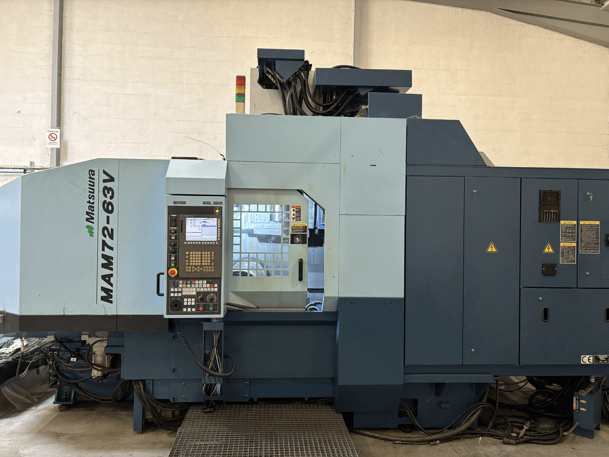 Вертикальный обрабатывающий центр Matsuura MAM 72-63 V, вид спереди, панель управления и элементы безопасности.