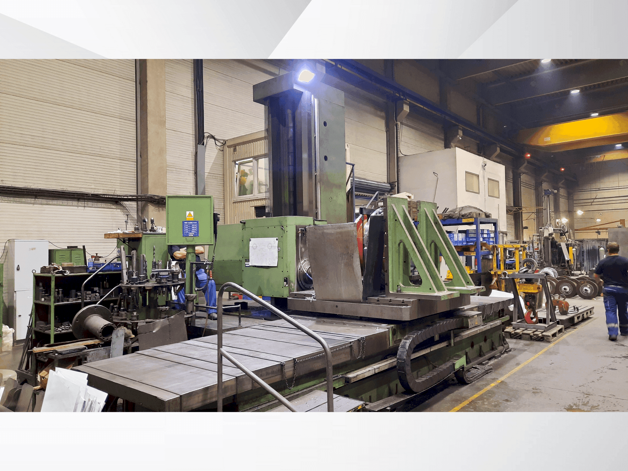 Вид станка TOS WHN 13.8 CNC спереди