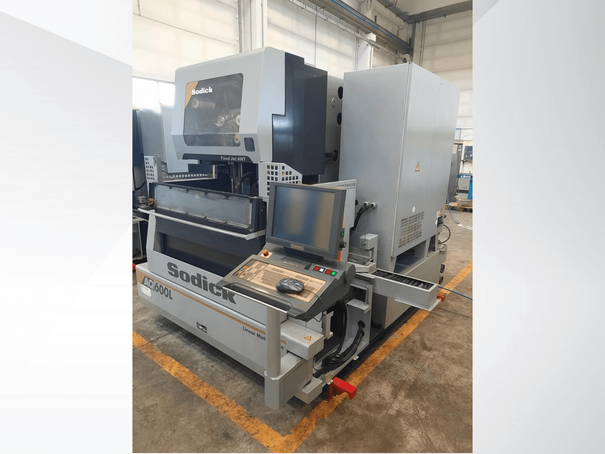 Линейный станок Sodick AC600L вид сбоку, демонстрирующий панель управления, неподвижную струю и особенности промышленного дизайна.
