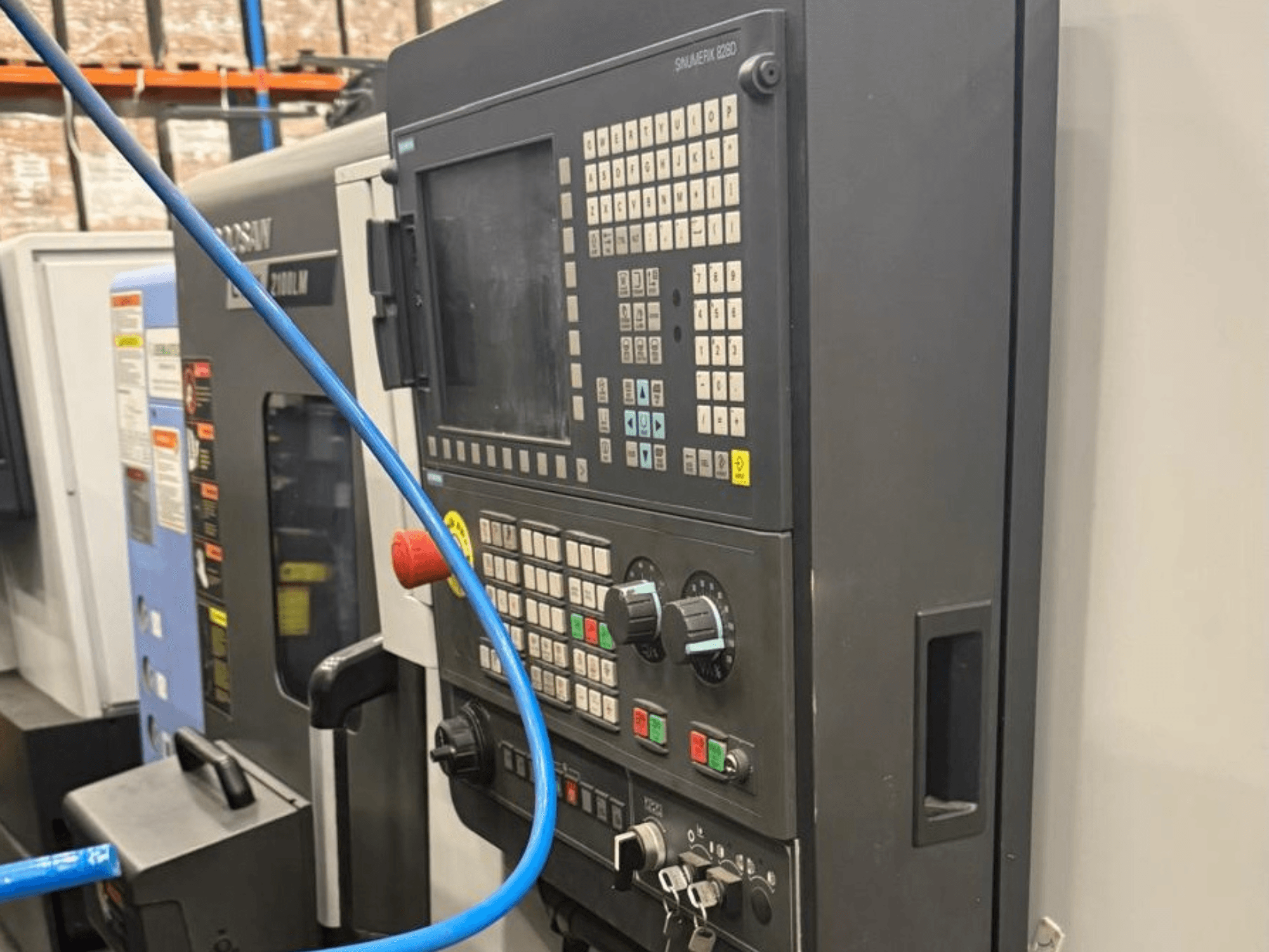 Панель управления обрабатывающего инструмента, вид спереди, с кнопками, ручками и цифровым дисплеем для точного управления.