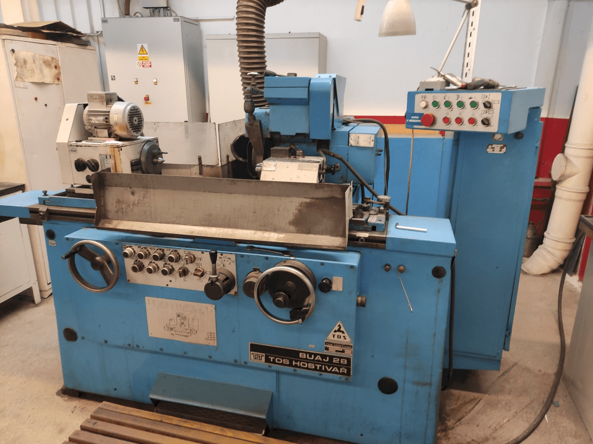 Вид станка TOS BUAJ 28 спереди