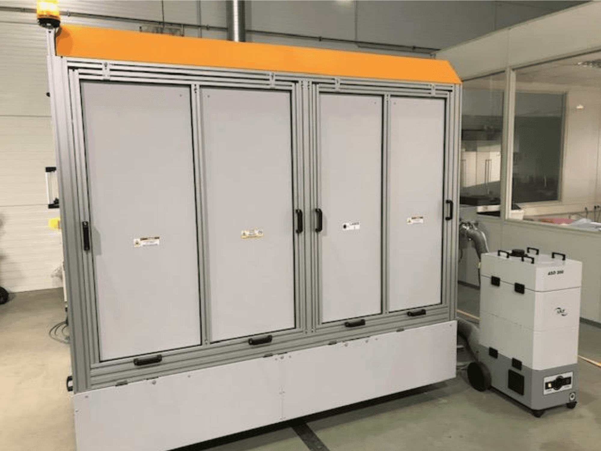 Станок волоконно-лазерной резки 4JET Pearl M, вид спереди, видны лампа безопасности, панель управления и подключенный вытяжной блок.